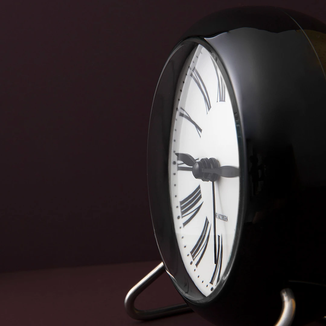 Table clock Ø11 cm from Arne Jacobsen in White/Black color, made of Plastic