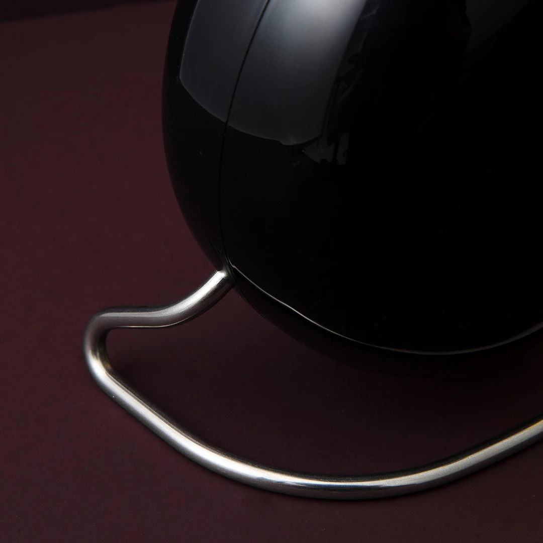 Bordur Ø11 cm fra Arne Jacobsen i farven Hvid/Sort, lavet af Plastik