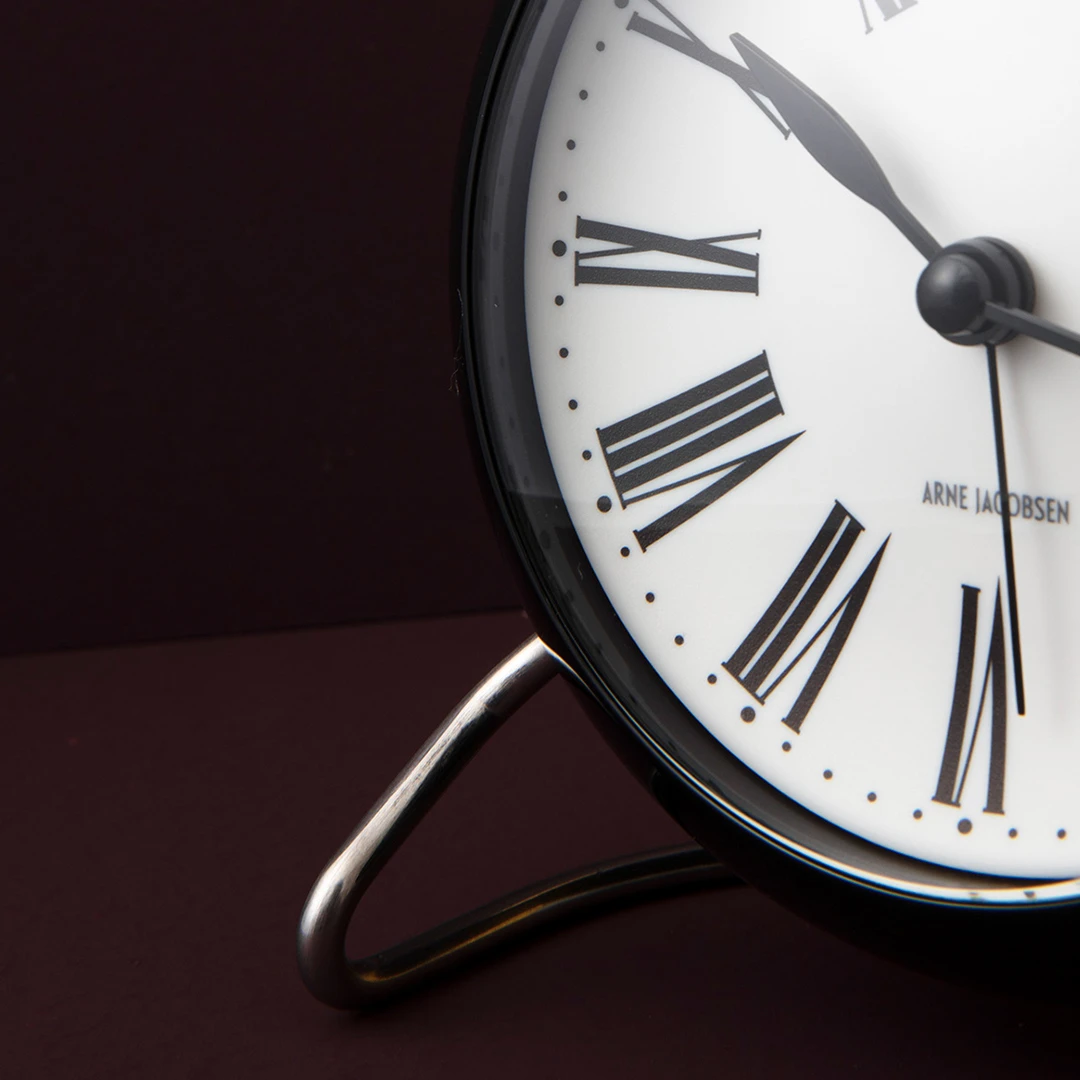 Bordsur Ø11 cm från Arne Jacobsen i färgen Vit/Svart, tillverkad av Plast