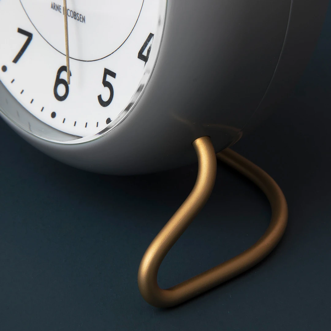 Tischuhr Ø11 cm von Arne Jacobsen in der Farbe Grau/Weiss, hergestellt aus Kunststoff