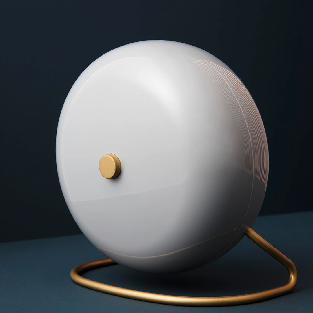 Tischuhr Ø11 cm von Arne Jacobsen in der Farbe Grau/Weiss, hergestellt aus Kunststoff