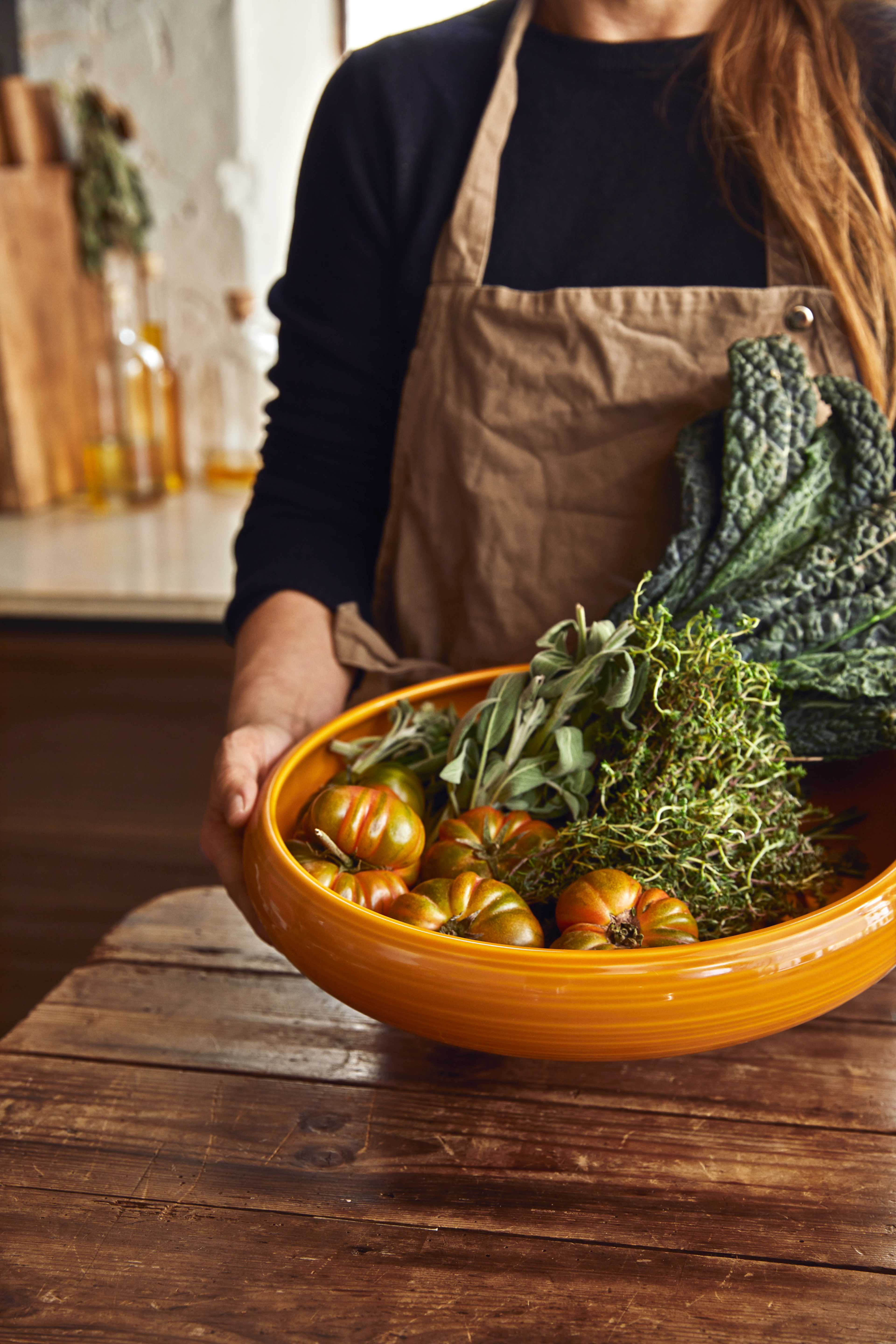 Skål Ø34 cm från Kähler i färgen Saffron yellow, tillverkad av Keramik