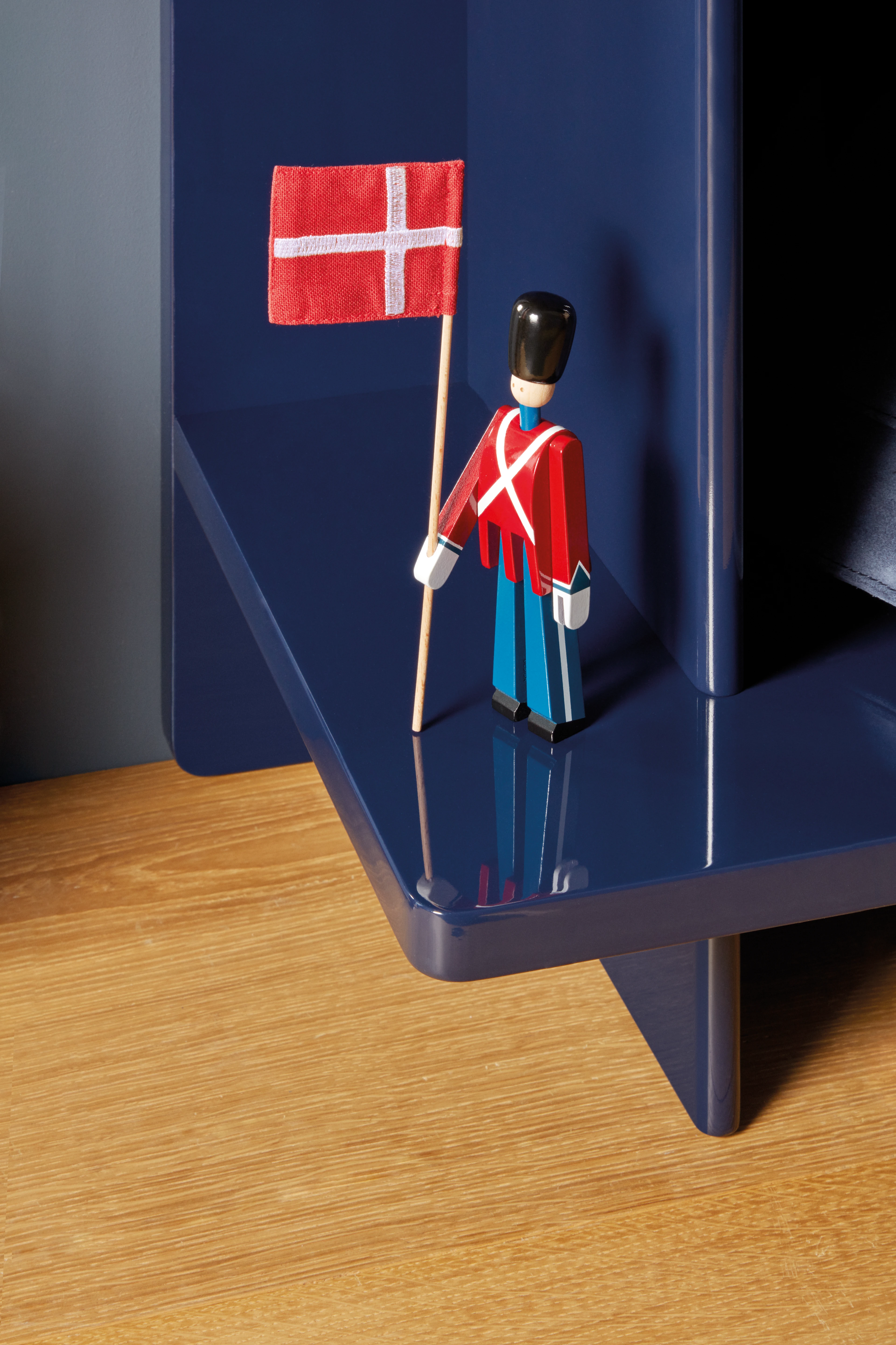 Standard-bearer mini from Kay Bojesen in Red/Blue/White color, made of Wood