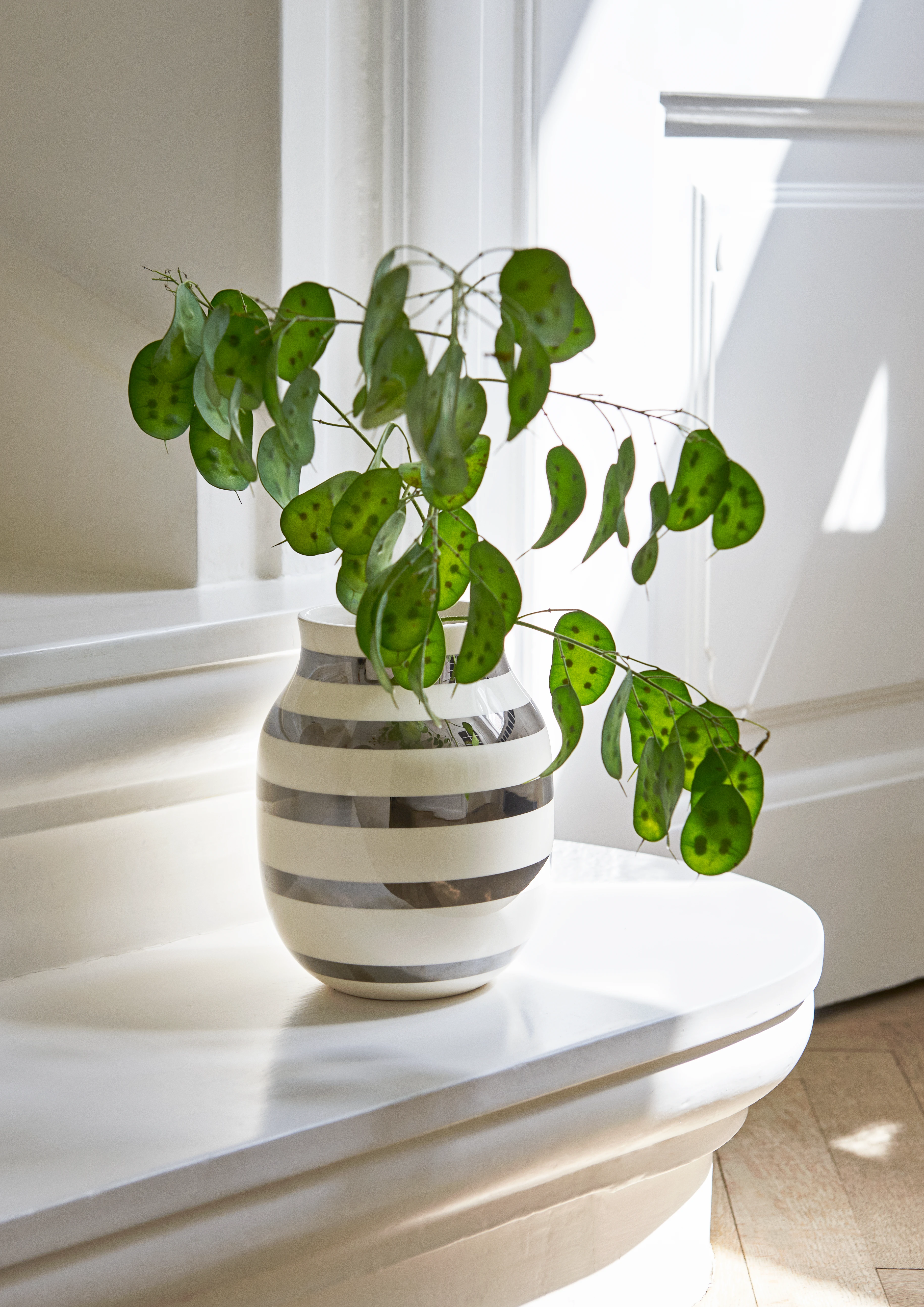 Vas H20 cm från Kähler i färgen Silver, tillverkad av Keramik