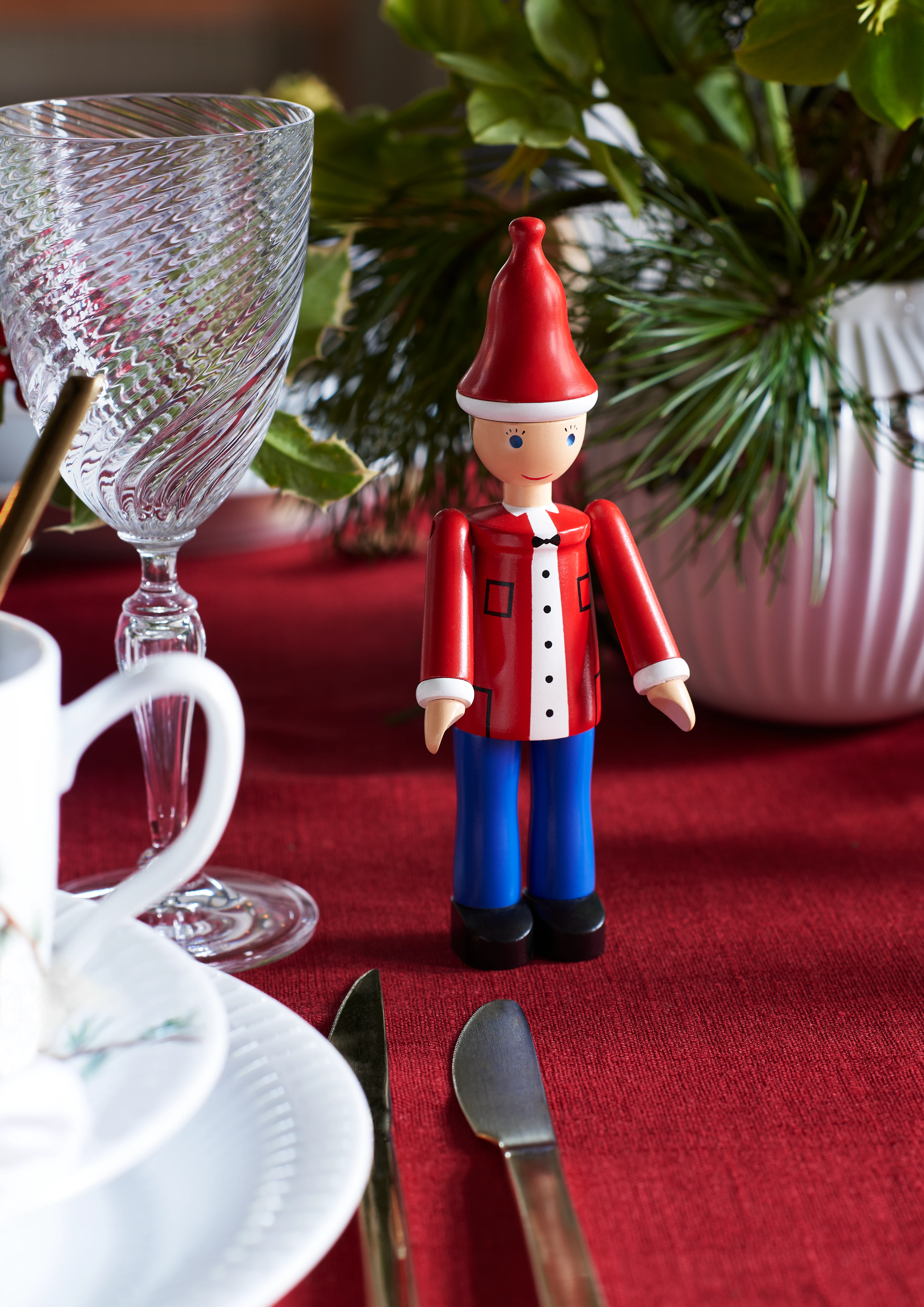 Weihnachtsjunge Ole H17.5 von Kay Bojesen in der Farbe Rot/Blau/Weiss, hergestellt aus Holz