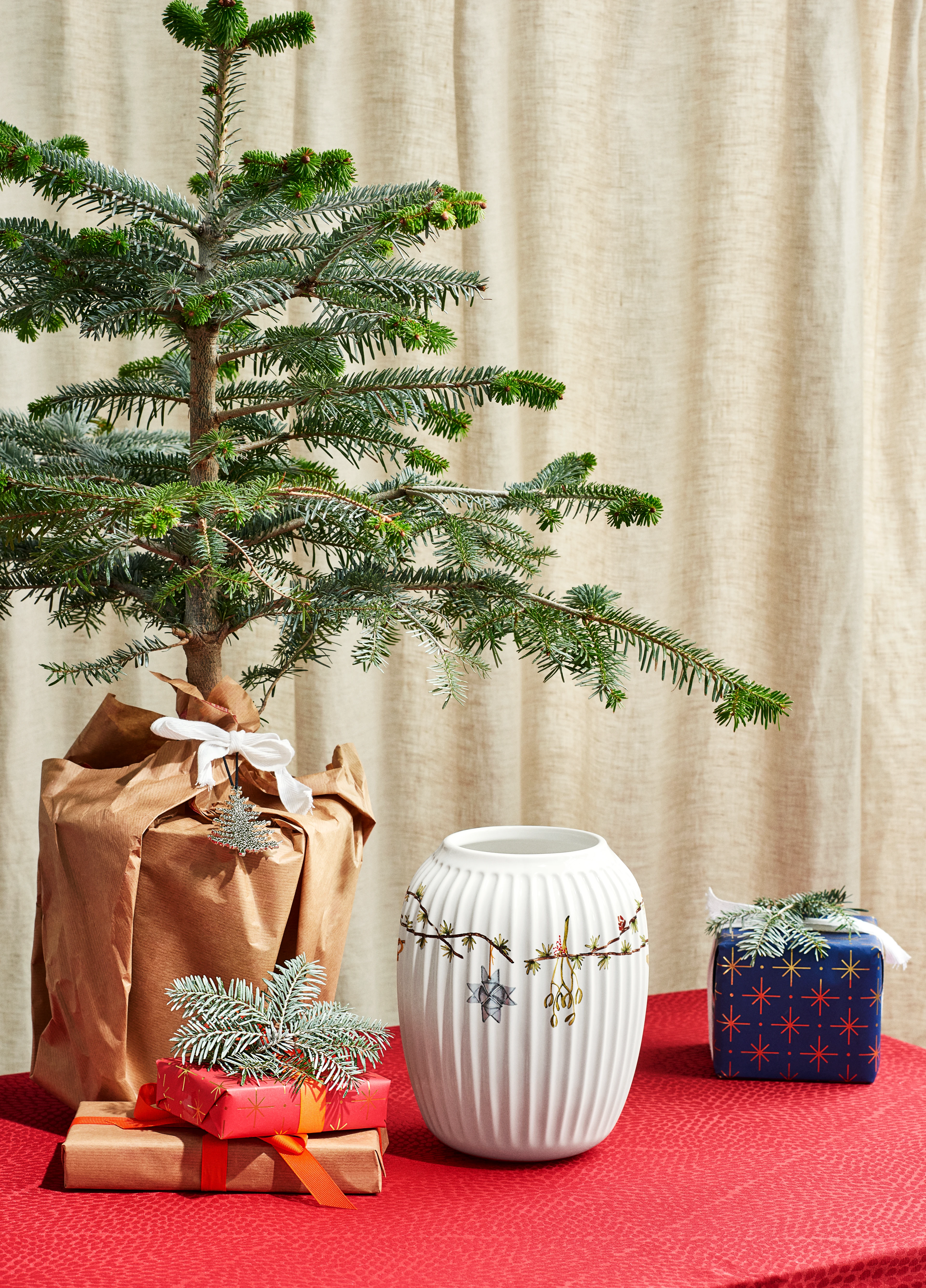 Vase H21 cm fra Kähler i farven Hvid m. deko, lavet af Keramik