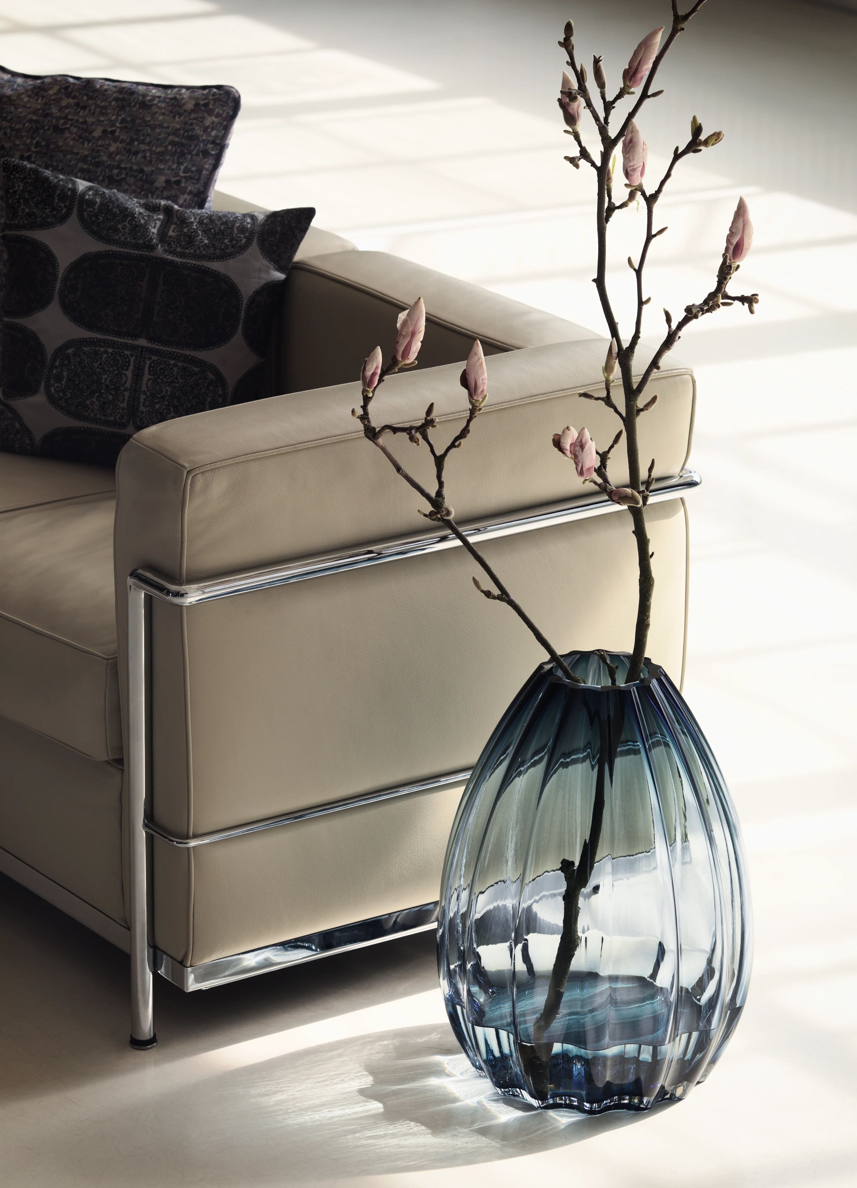 Vase H45 cm fra Holmegaard i fargen Mørk blå, laget av Glass