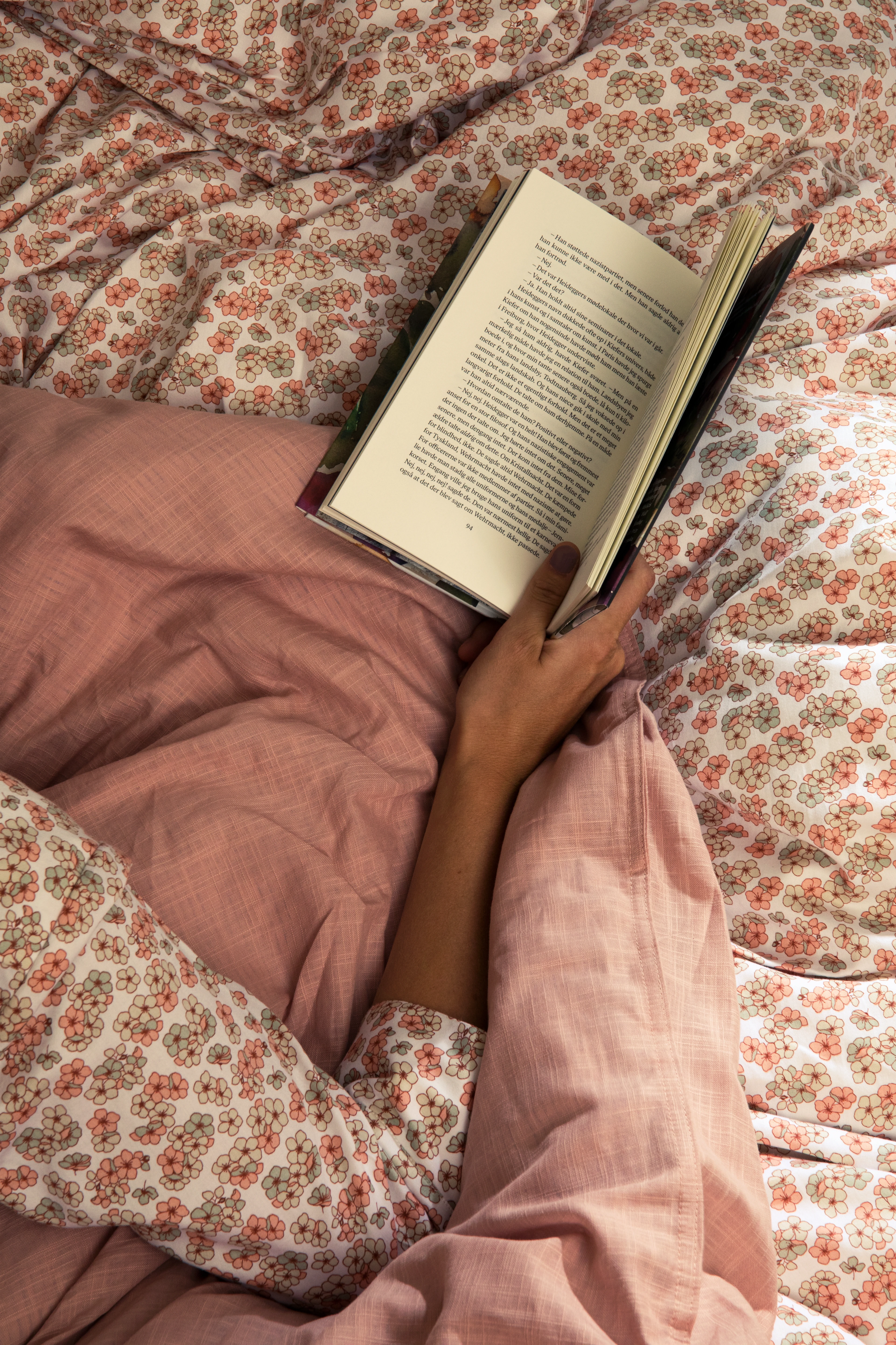 Bed linen 140x200 cm from JUNA in White/Rose color, made of Cotton sateen