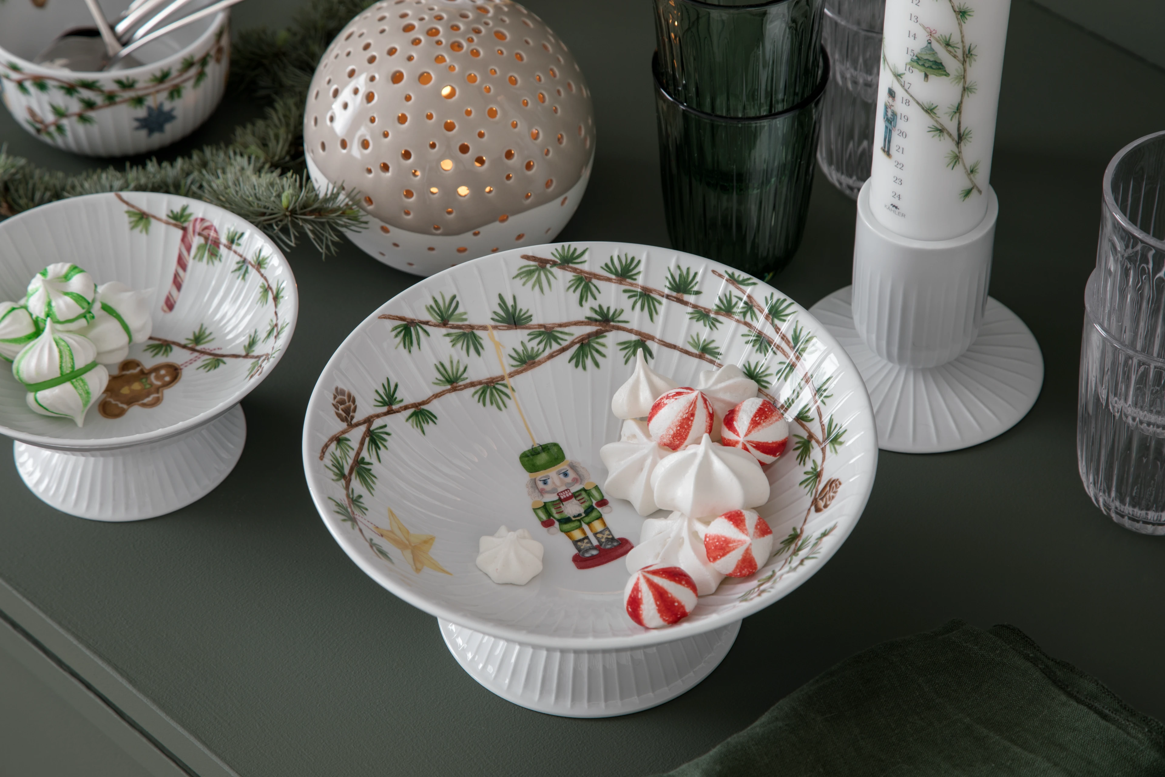 Bowl on stand Ø23 cm from Kähler  in White w. deco color, made of Ceramics