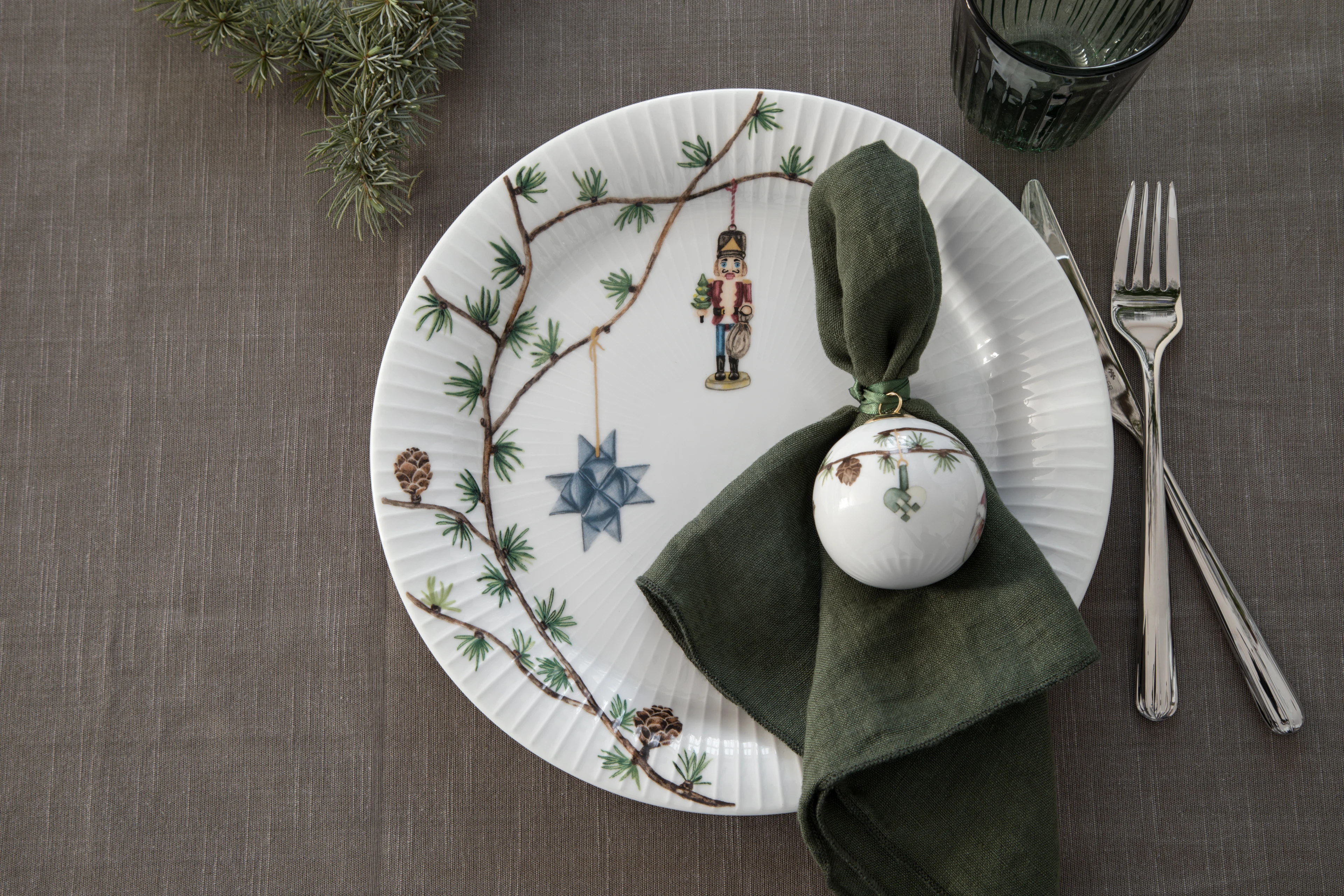 Teller Ø27 cm von Kähler in der Farbe Weiss mit Dekoration, hergestellt aus Keramik