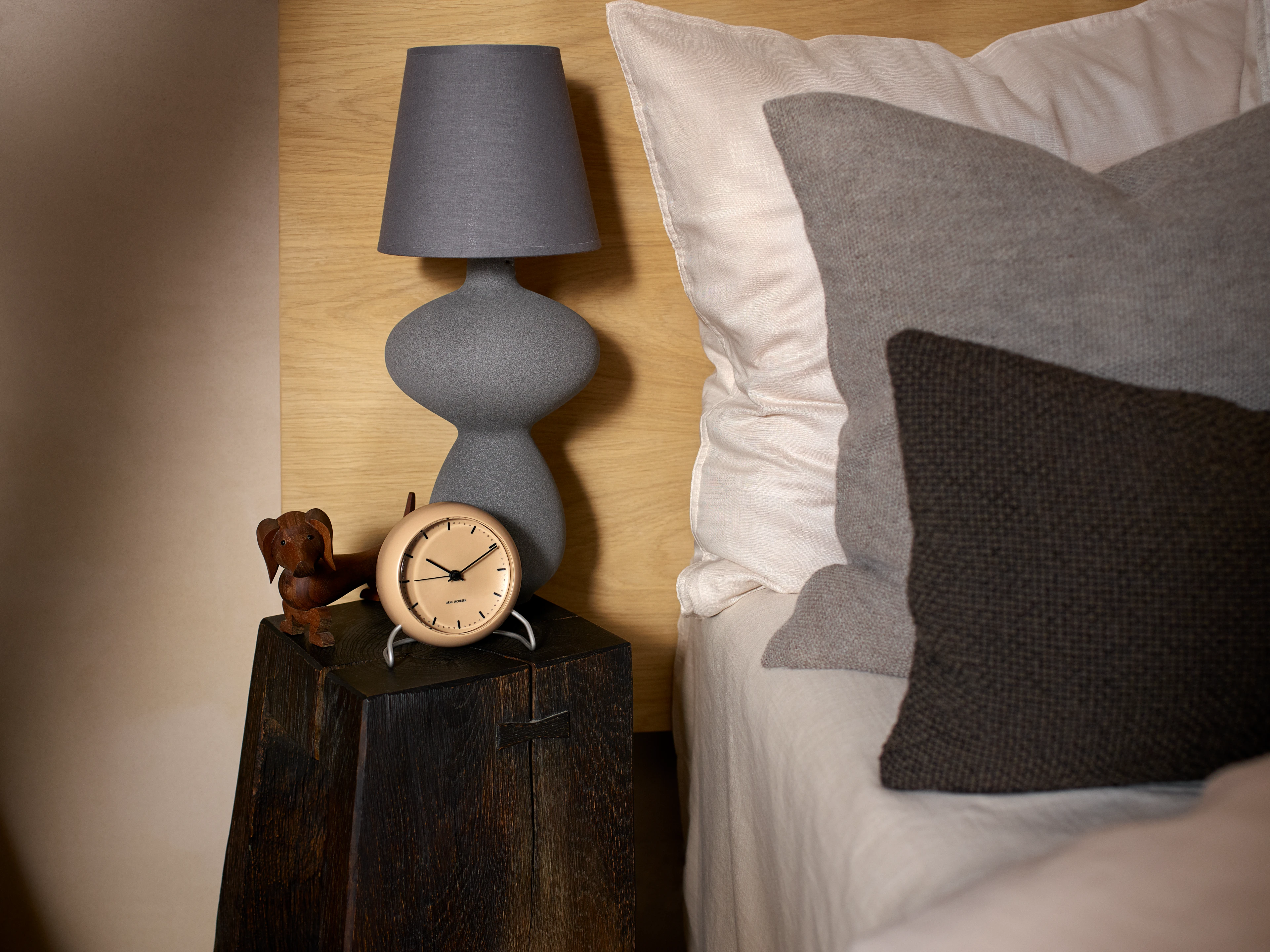 Tischuhr Ø11 cm von Arne Jacobsen in der Farbe Sandy Beige, hergestellt aus Kunststoff