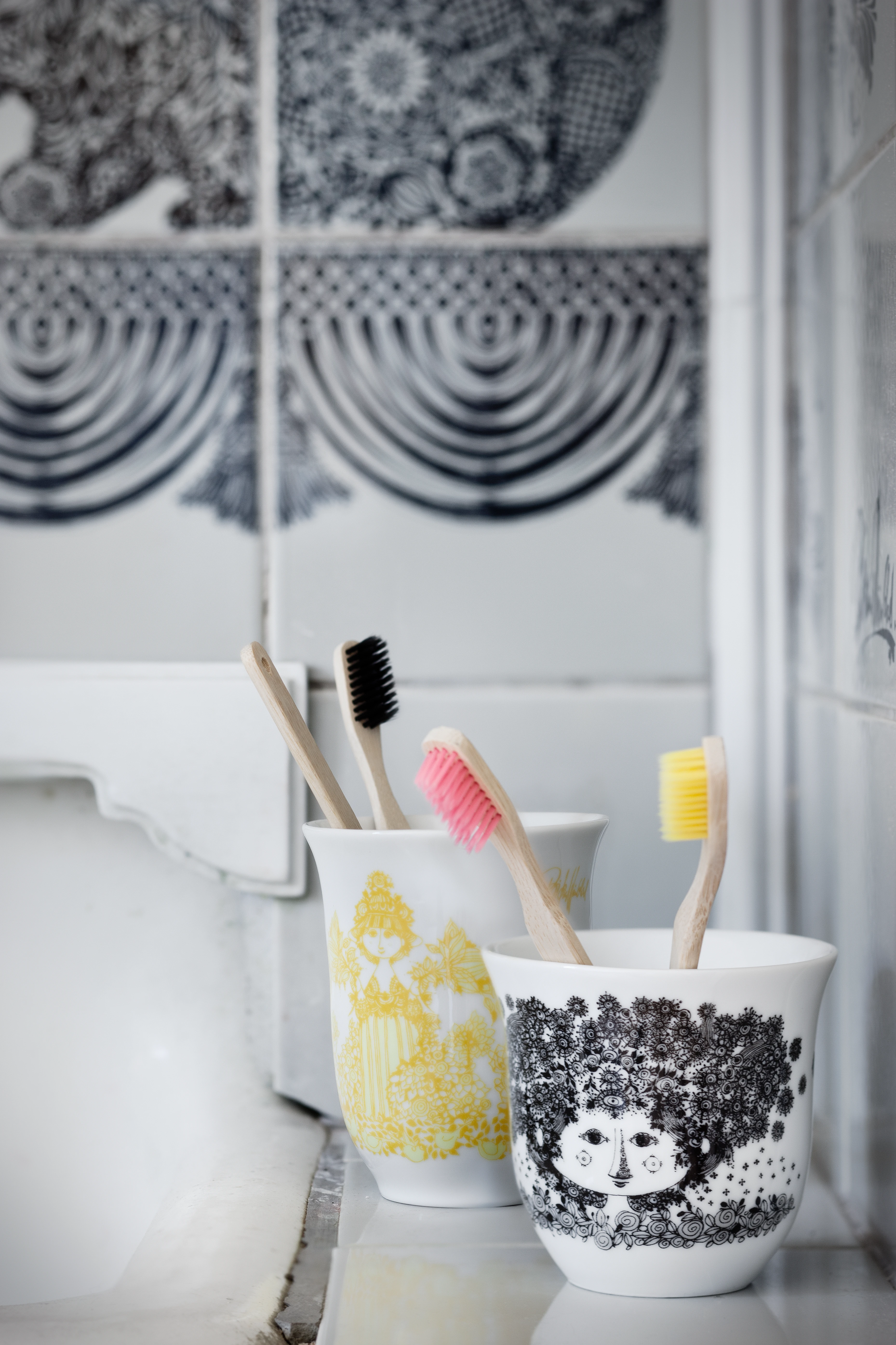 Termomugg 25 cl från Bjørn Wiinblad i färgen Svart, tillverkad av Keramik