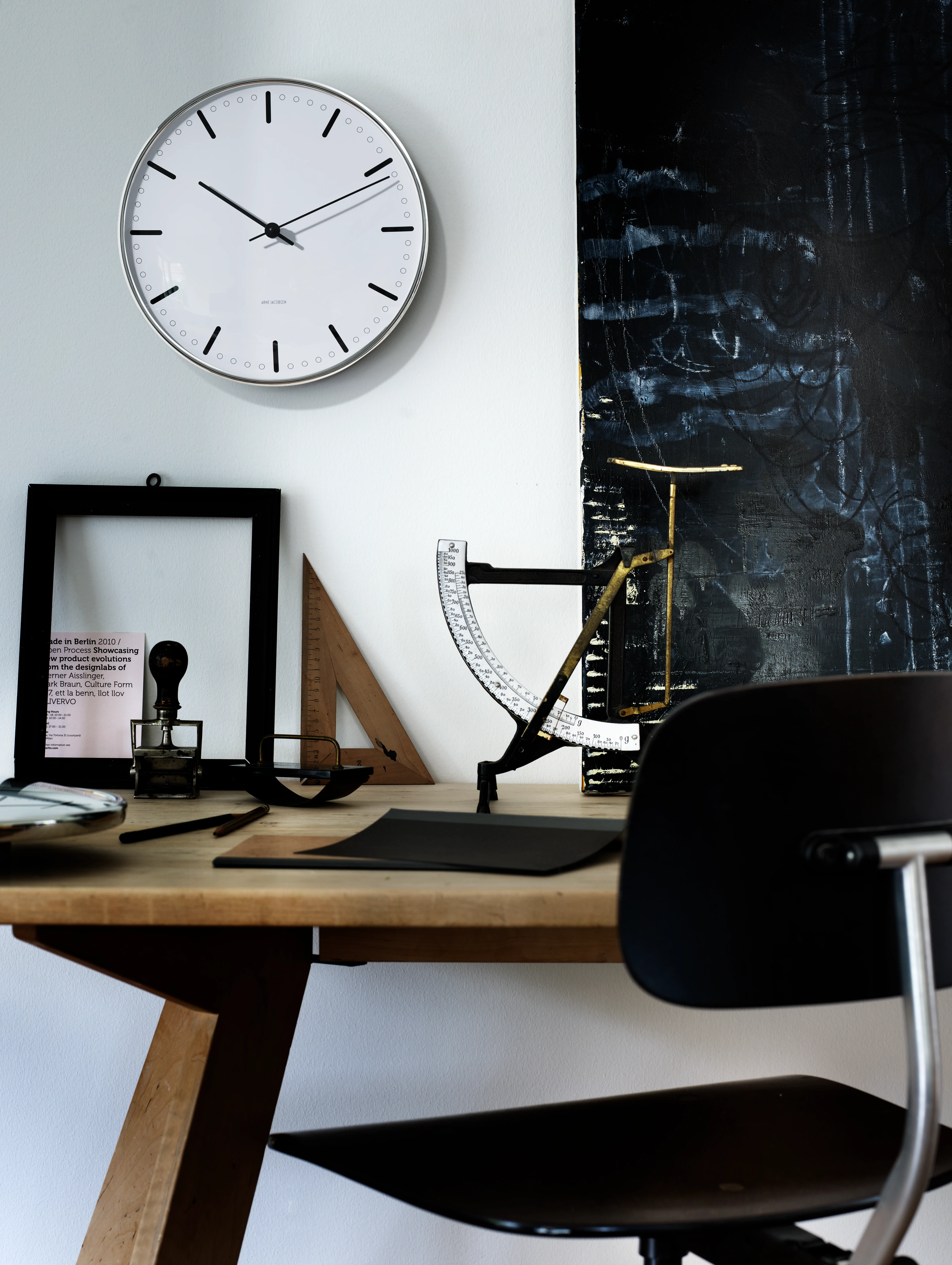 Veggur Ø29 cm fra Arne Jacobsen i fargen Hvit/Sort, laget av Metall