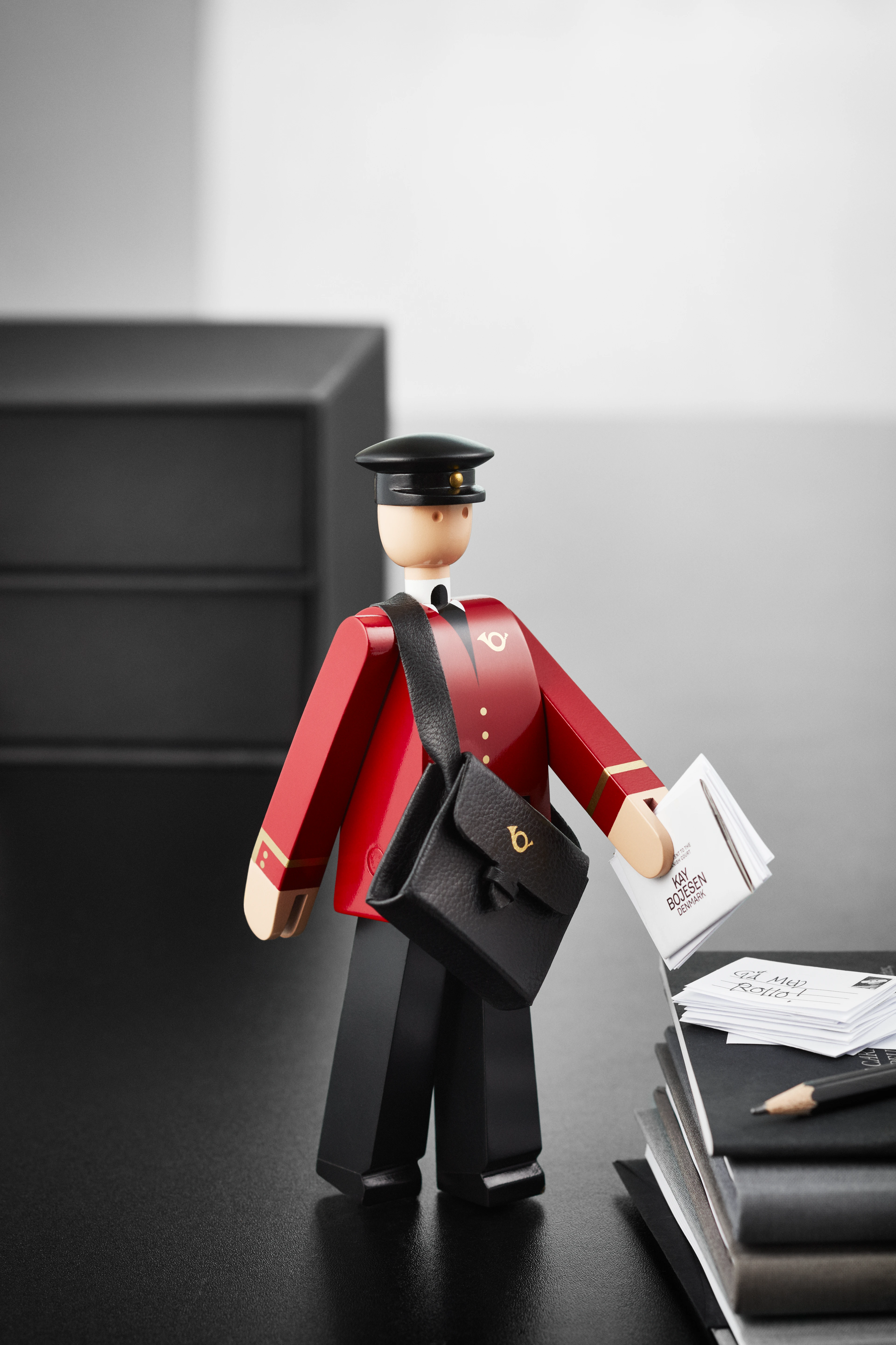 Postman H20 cm from Kay Bojesen in Black/Red color, made of Wood