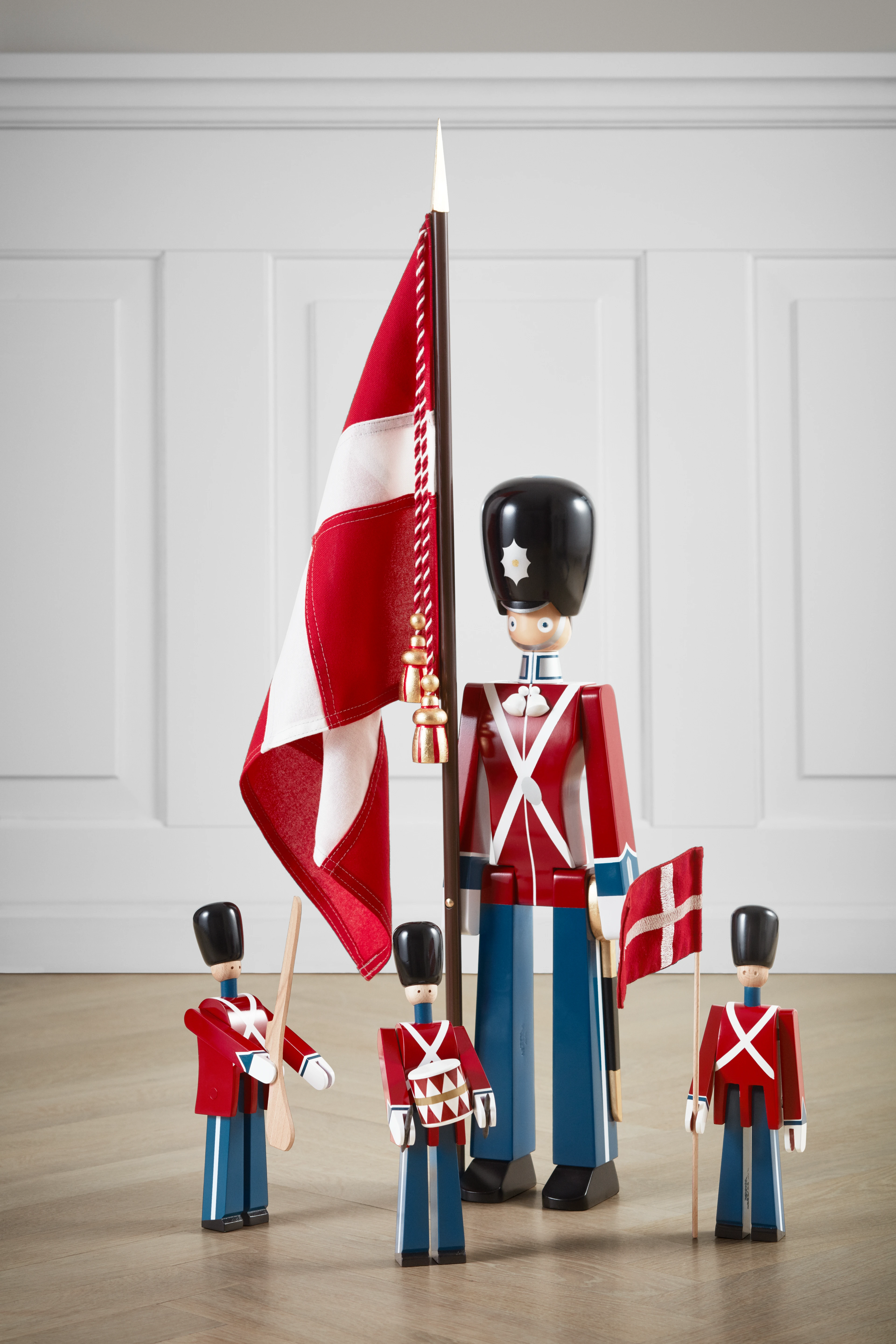 Standard-bearer medium from Kay Bojesen in Red/Blue/White color, made of Wood