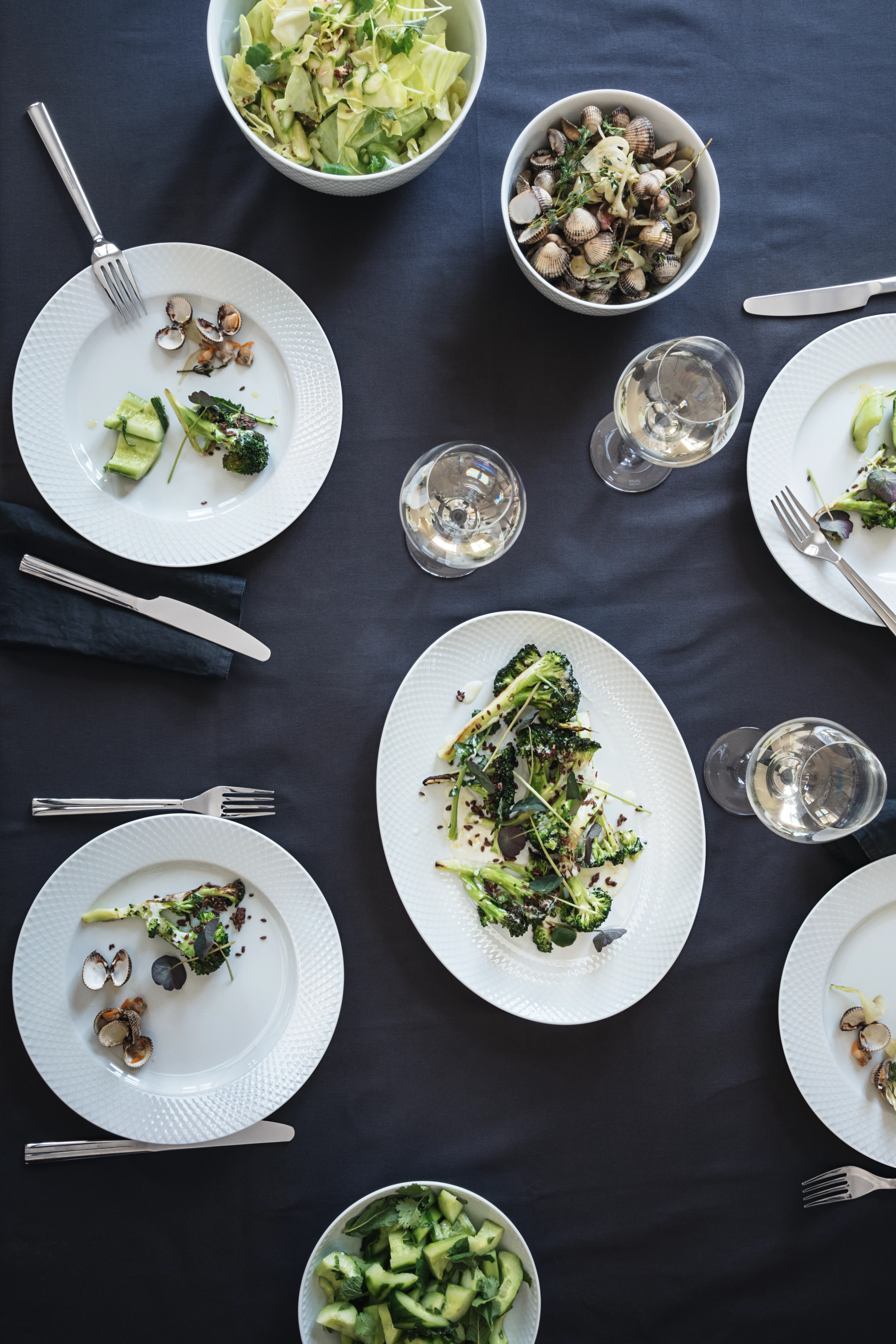 Oval serveringsfat 35x26.5 cm fra Lyngby Porcelæn i fargen Hvit, laget av Keramikk