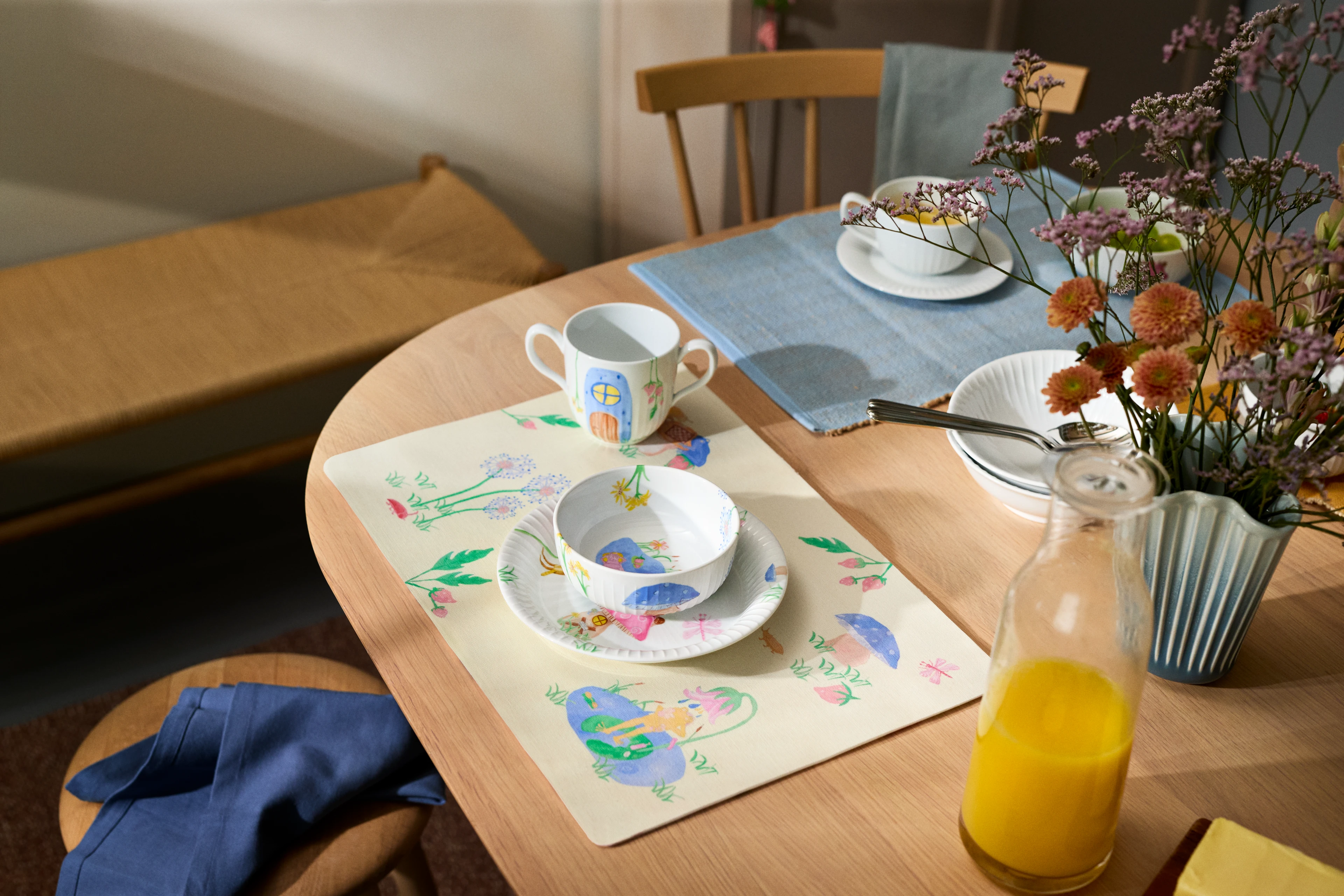 Kähler Hammershøi Kids barneservise med tallerken, skål og krus på bordbrikke ved frokostbordet