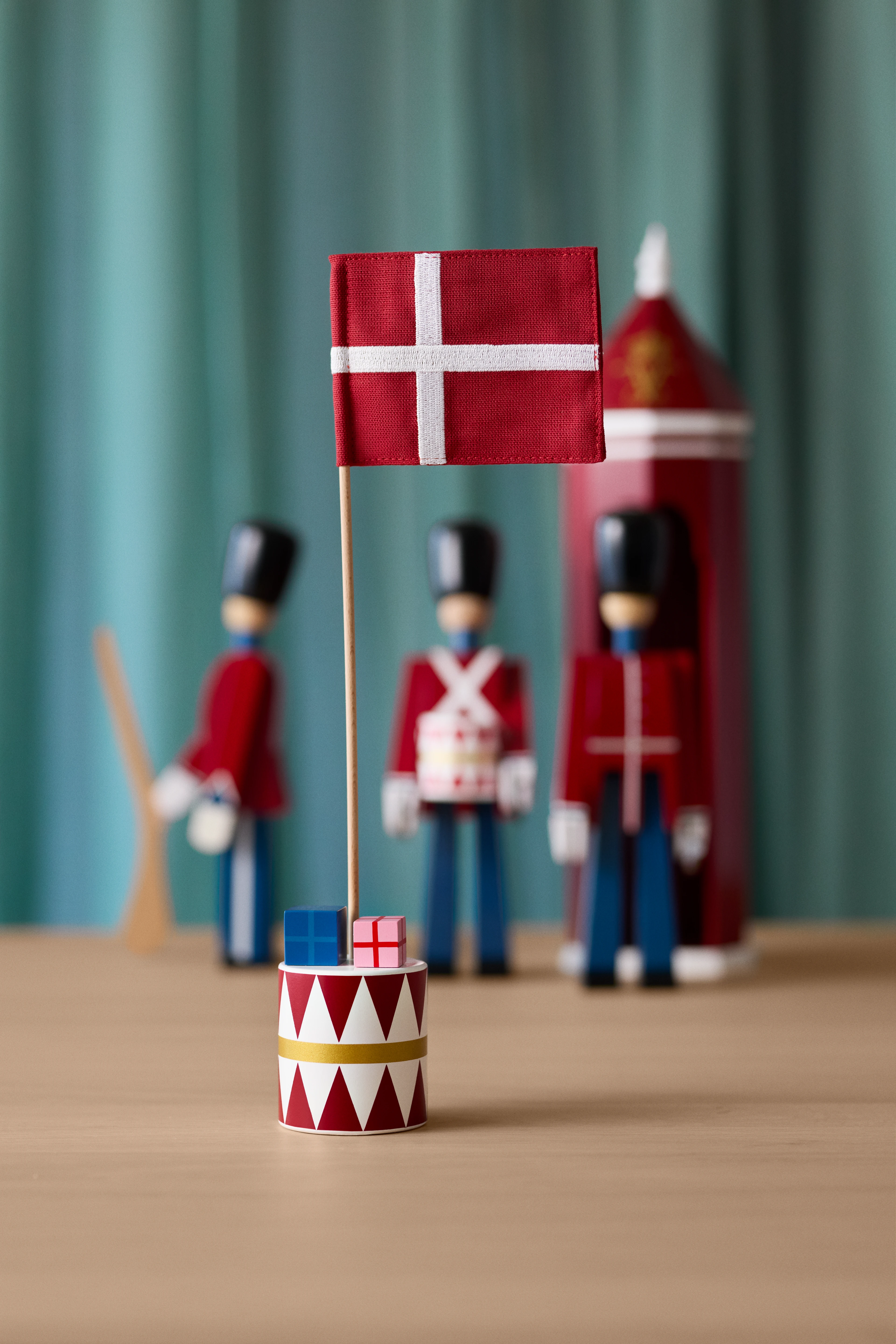 Bordflag dansk H30 cm fra Kay Bojesen i farven Rød/Hvid, lavet af Træ