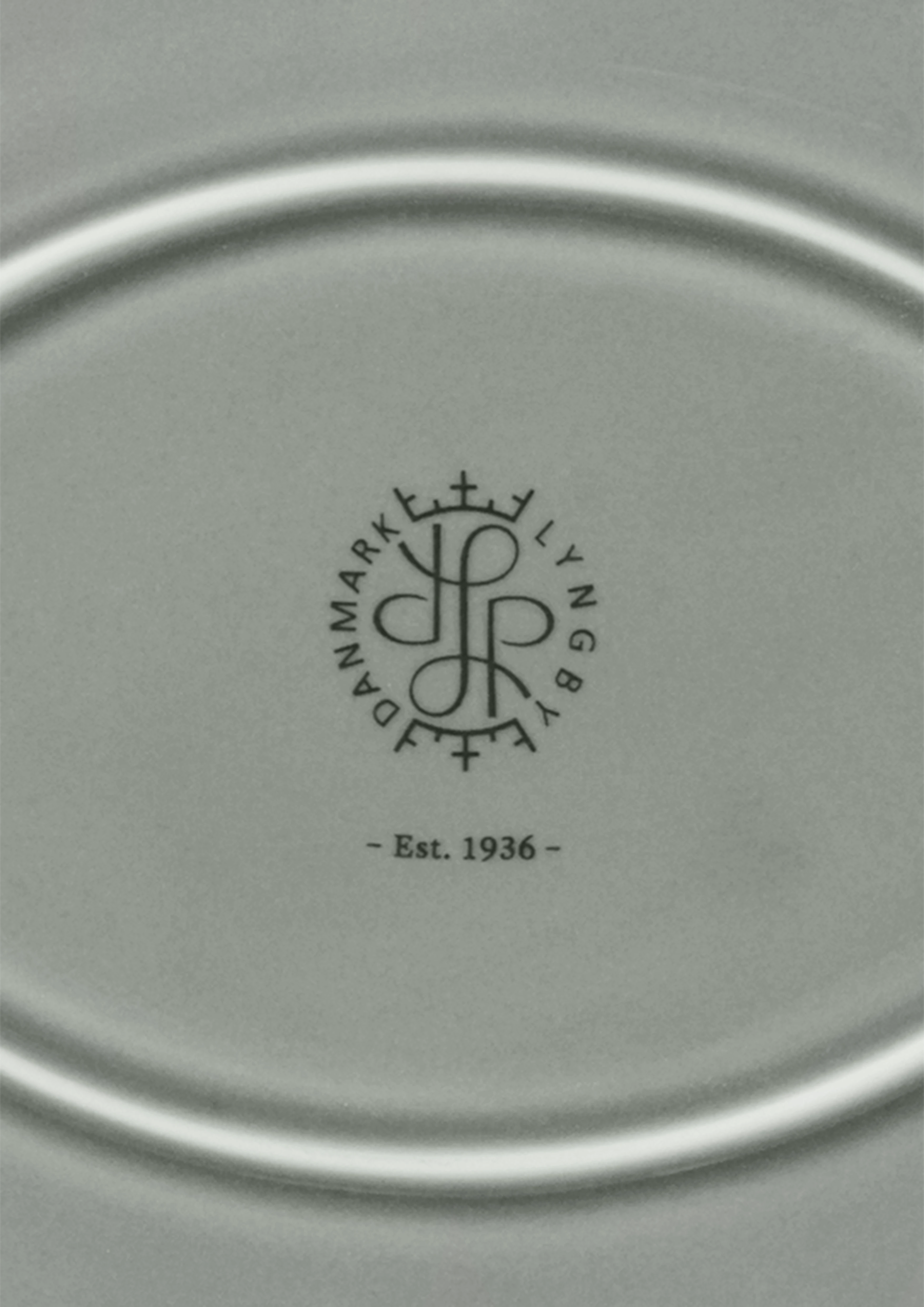 Ovalt serveringsfad 28.5x21.5 cm fra Lyngby Porcelæn i farven Moss, lavet af Keramik