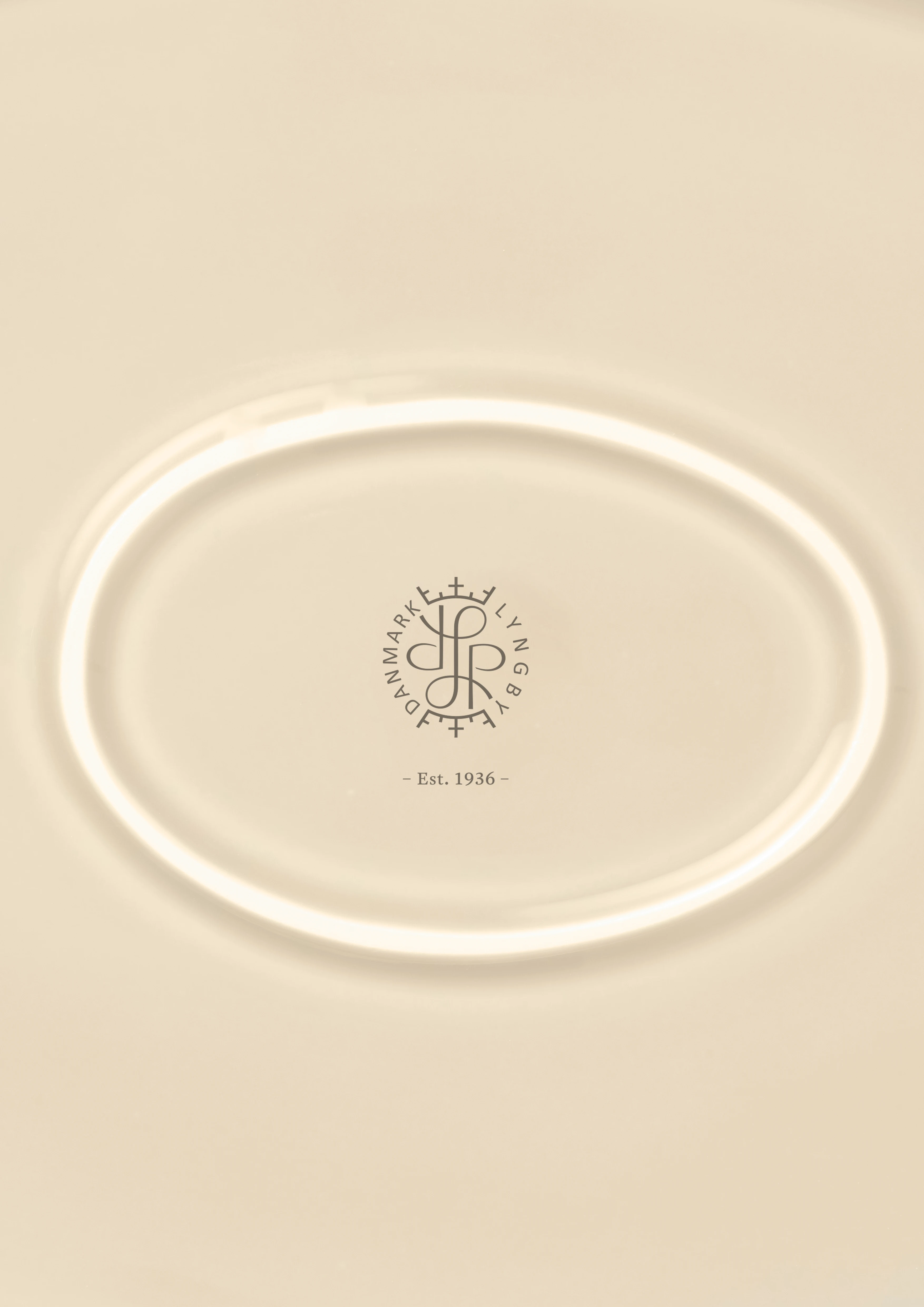 Oval serveringsfat 35x26.5 cm fra Lyngby Porcelæn i fargen Marble, laget av Keramikk