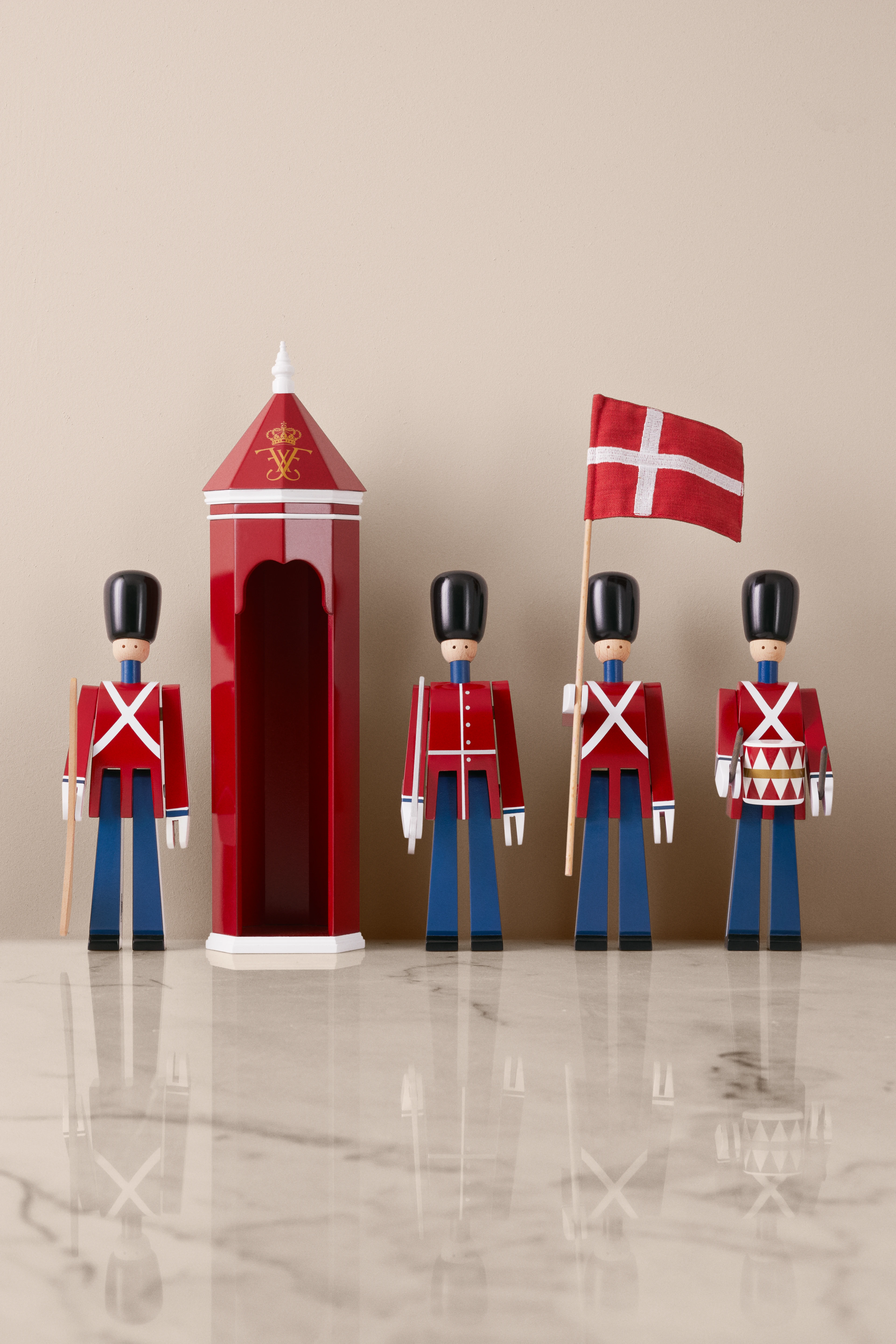 Fanebærer lille fra Kay Bojesen i farven Rød/Blå/Hvid, lavet af Træ