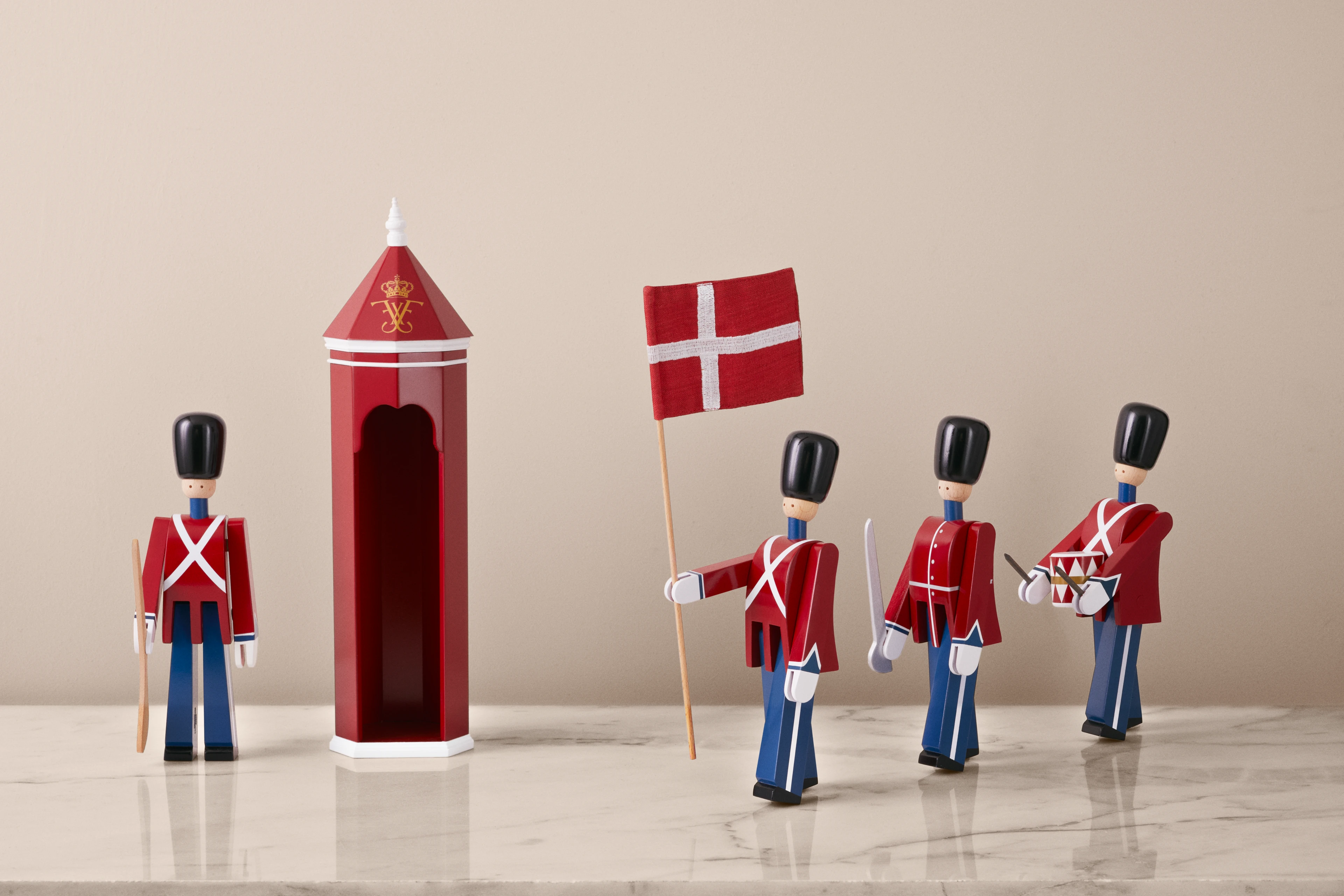 Fanebærer liten fra Kay Bojesen i fargen Rød/Blå/Hvit, laget av Tre