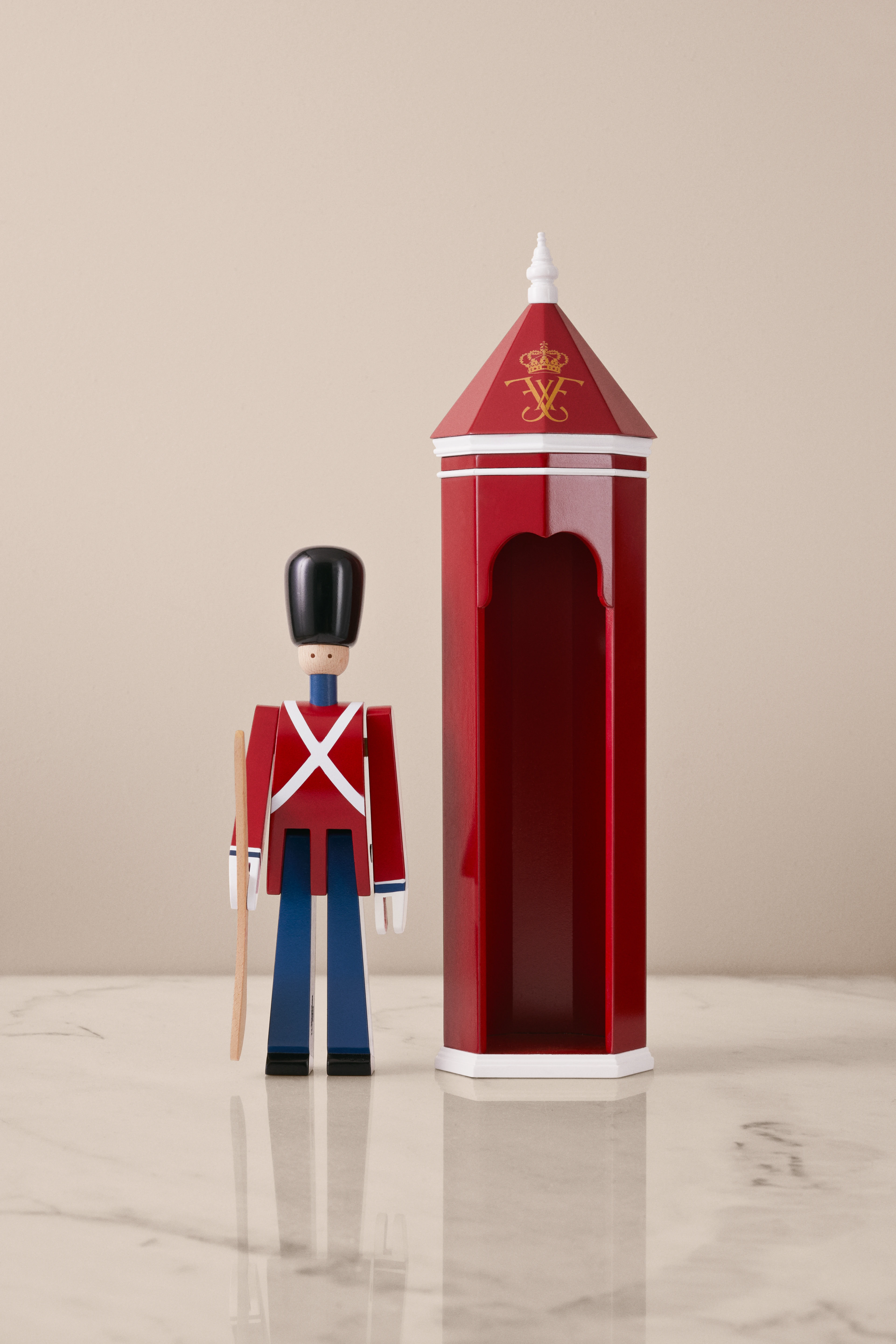 Konge Frederik X Skilderhus H36 cm fra Kay Bojesen i fargen Rød/Hvit, laget av Tre