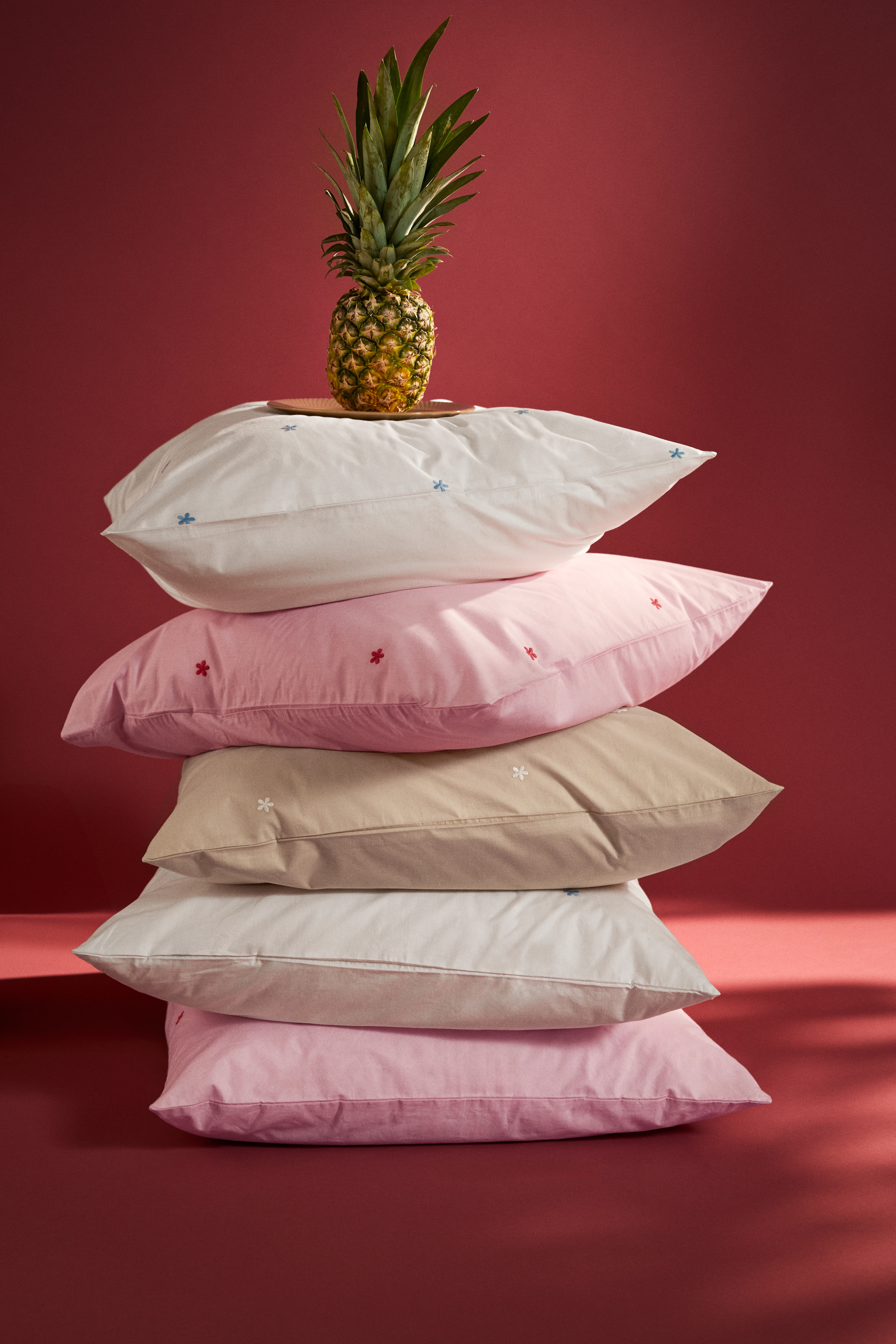 Påslakanset 150x210 cm från JUNA i färgen Pink/Röd, tillverkad av Bomull