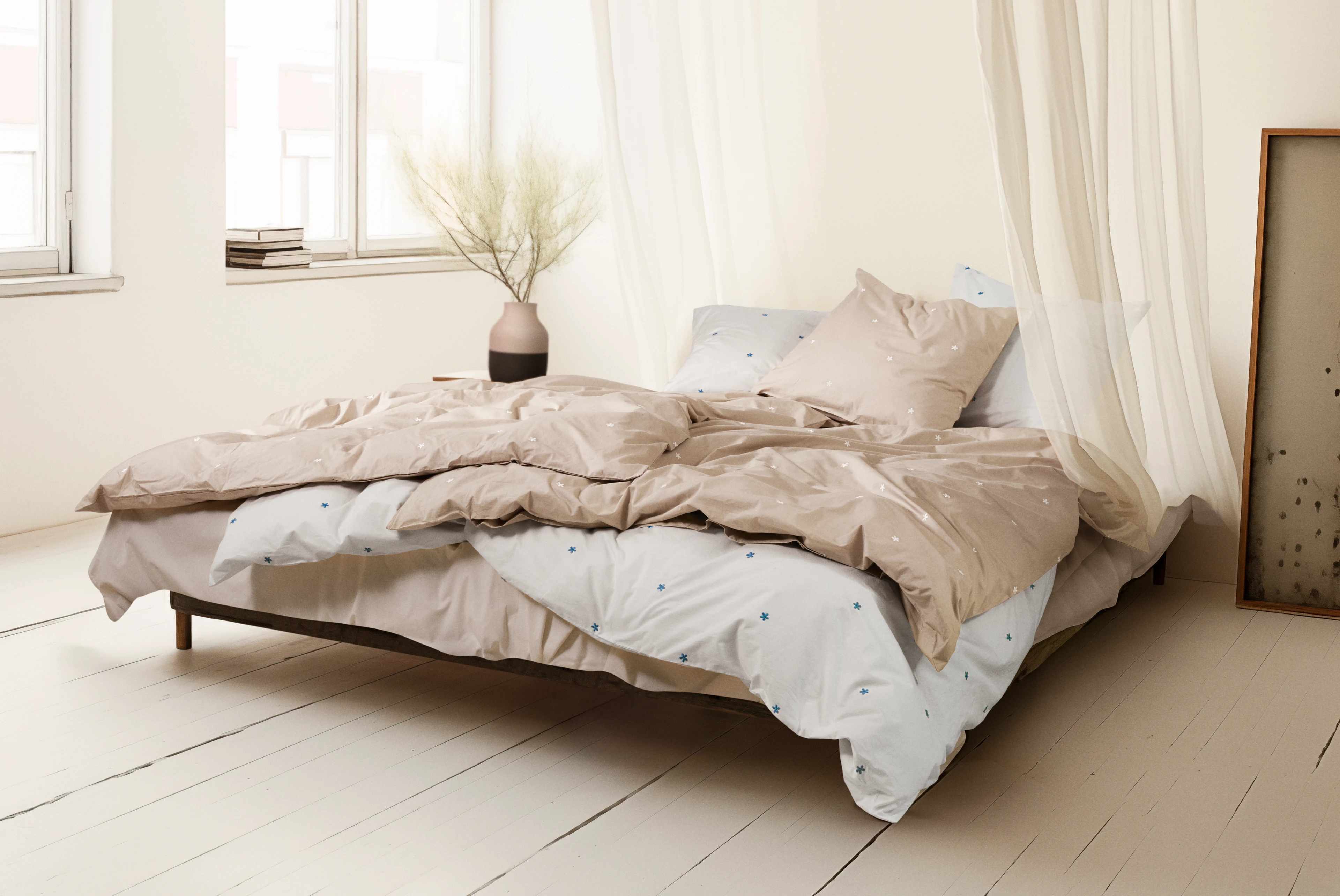 Bed linen 140x200 cm from JUNA in White/Light blue color, made of Cotton