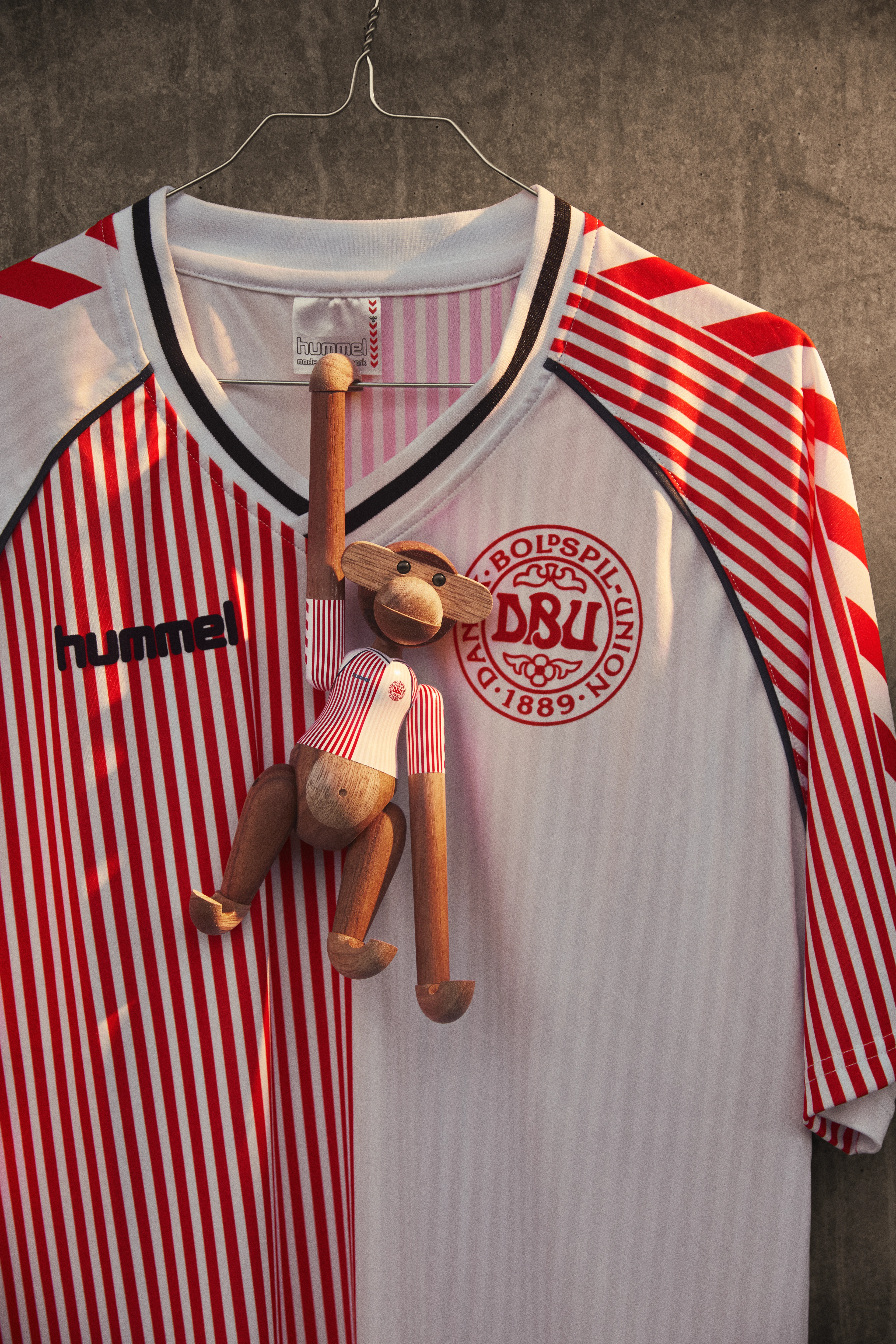 x DBU 86 Away Monkey small from Kay Bojesen in Teak/Limba color, made of Wood