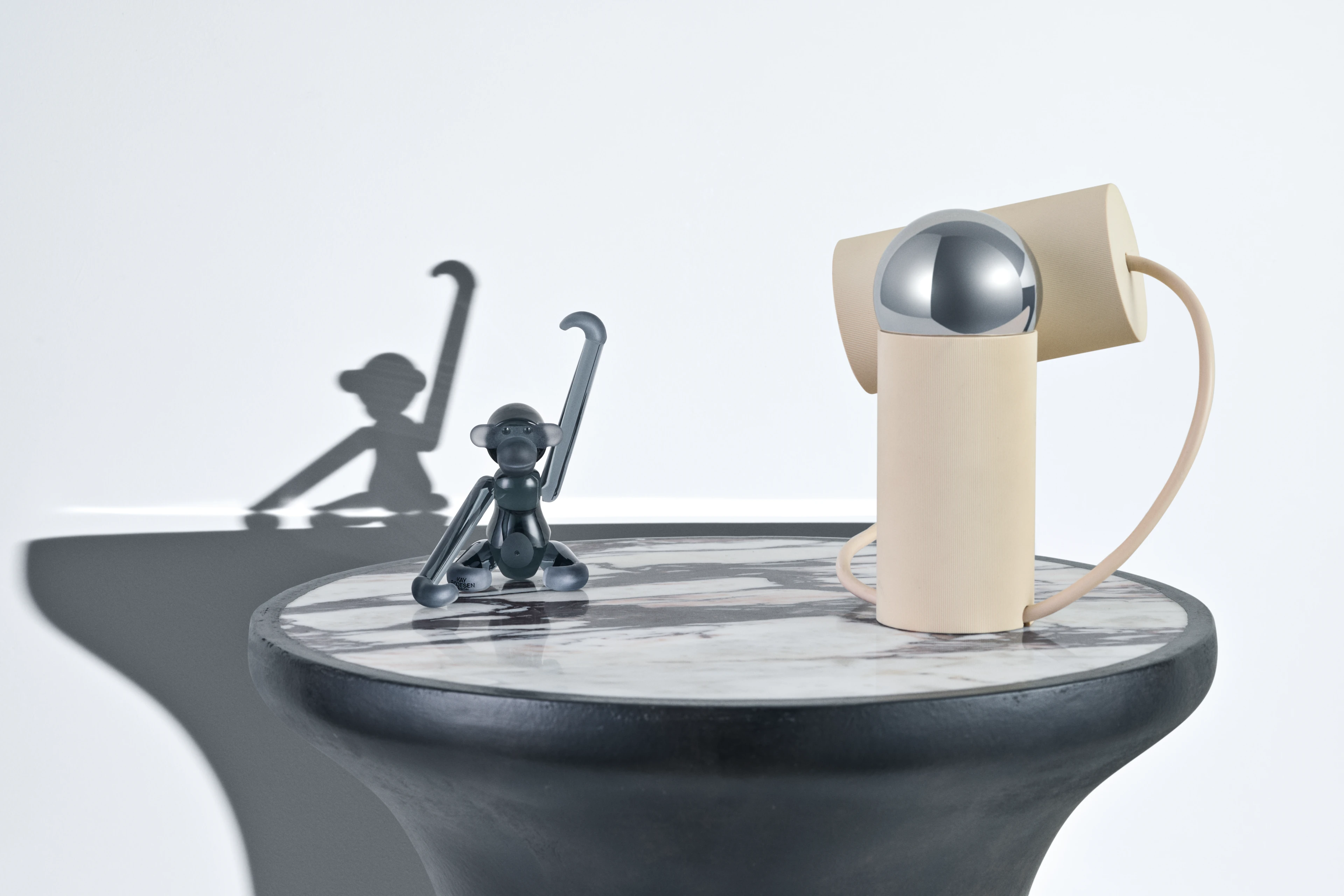 x Kay Bojesen ape mini fra Holmegaard i fargen Smoke glass, laget av Glass