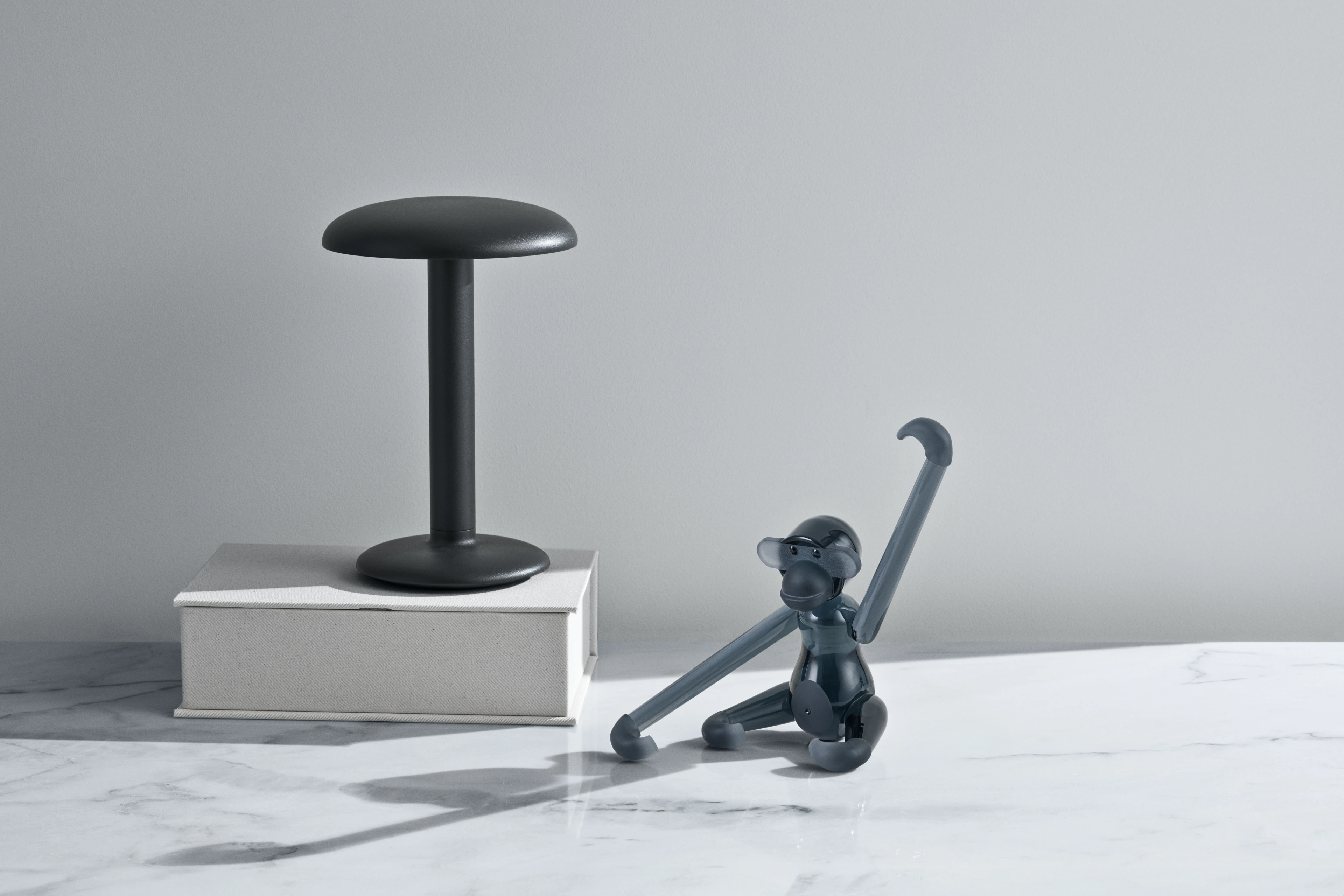 x Kay Bojesen ape liten fra Holmegaard i fargen Smoke glass, laget av Glass