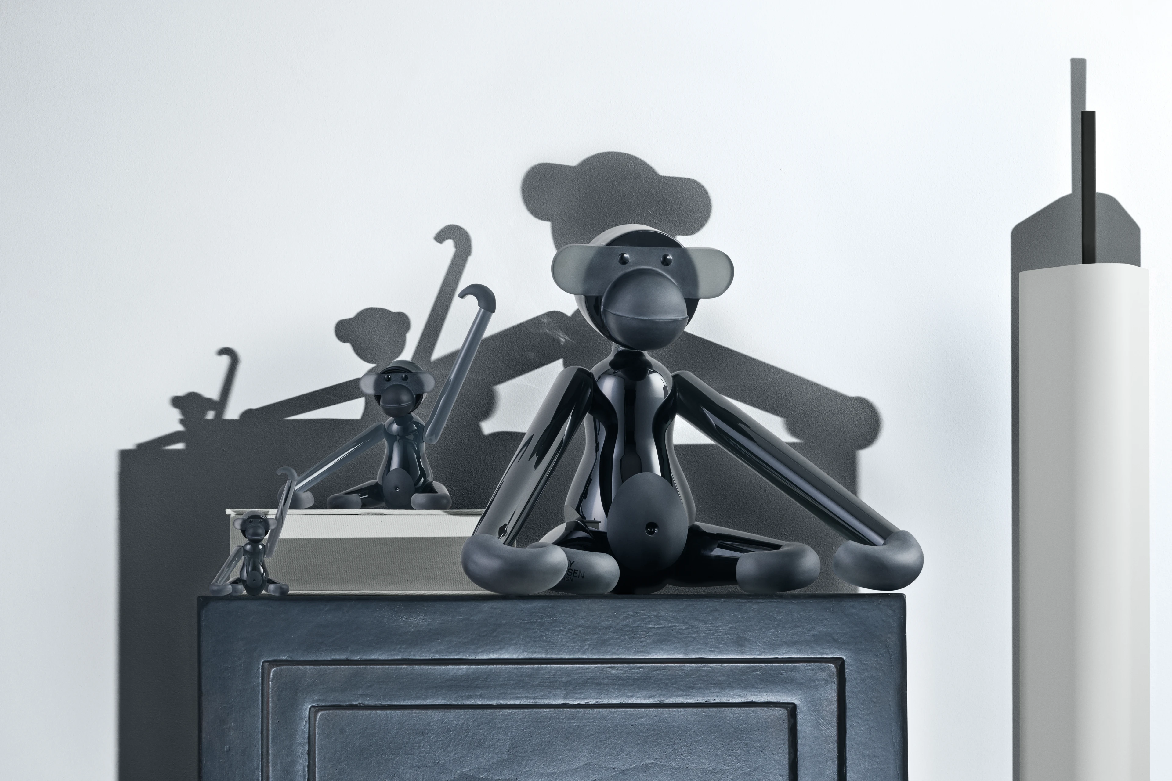 x Kay Bojesen Affe gross von Holmegaard in der Farbe Smoke glass, hergestellt aus Glas