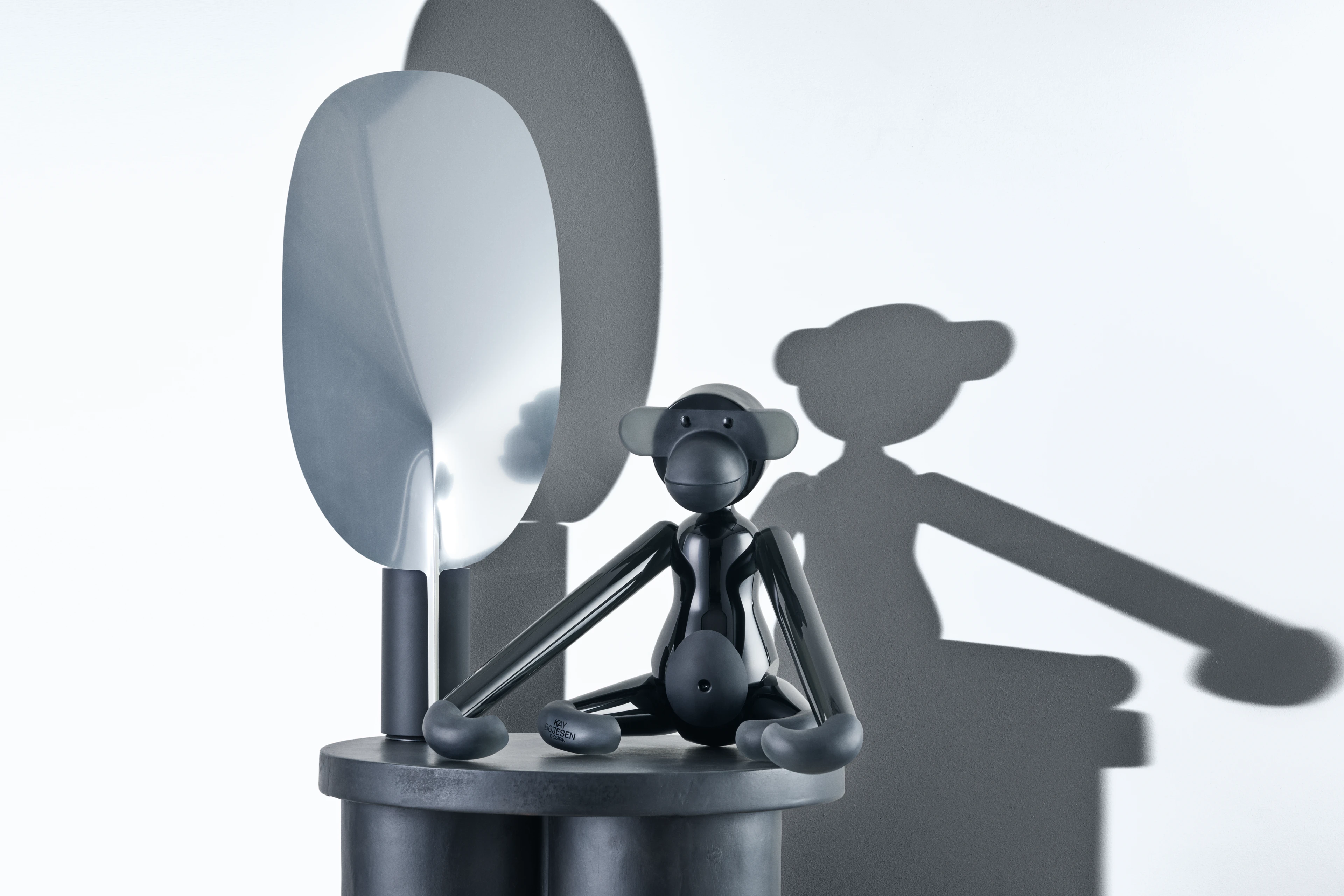 x Kay Bojesen ape stor fra Holmegaard i fargen Smoke glass, laget av Glass