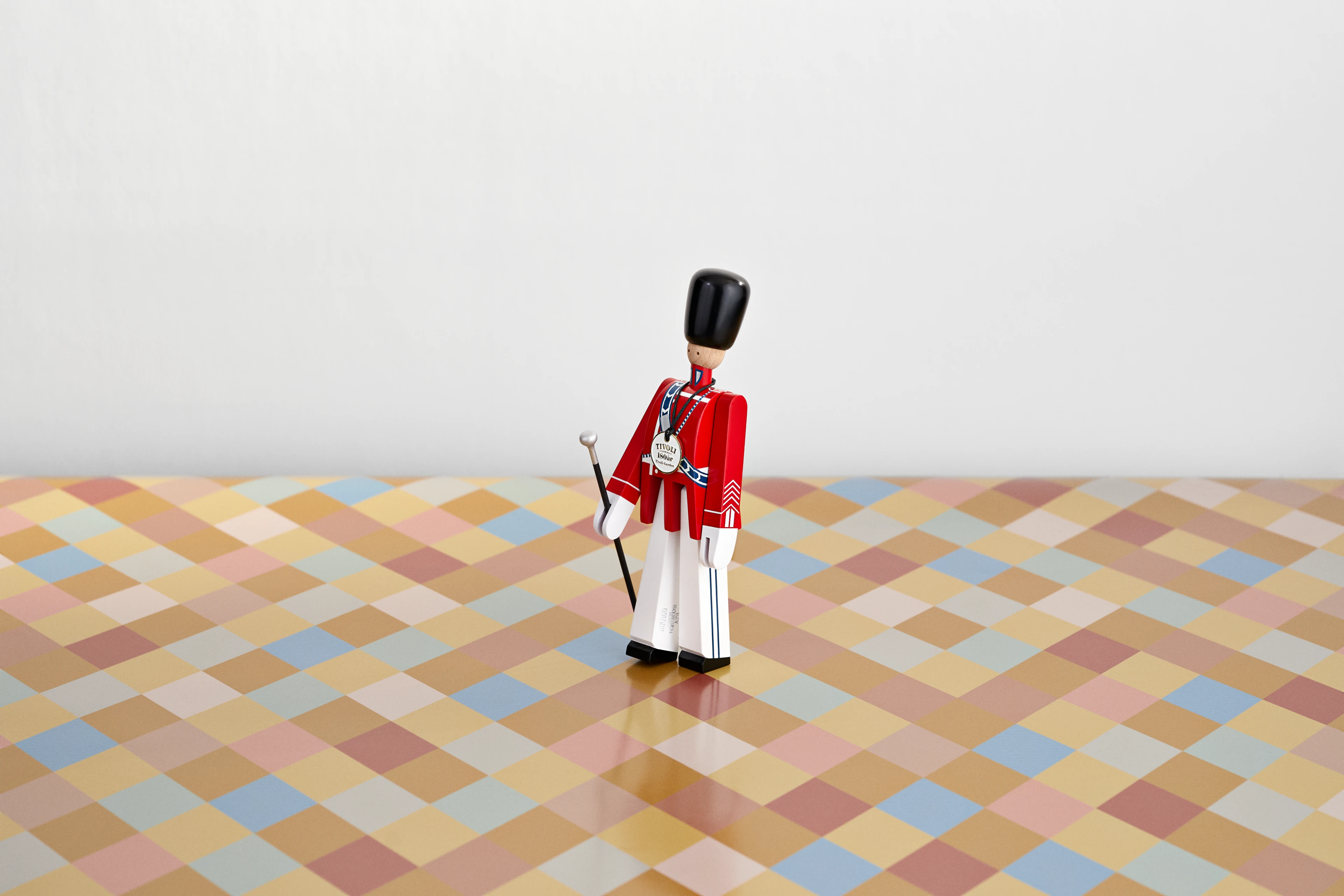 Tivoli Tambourmajor liten från Kay Bojesen i färgen Röd/Vit, tillverkad av Trä