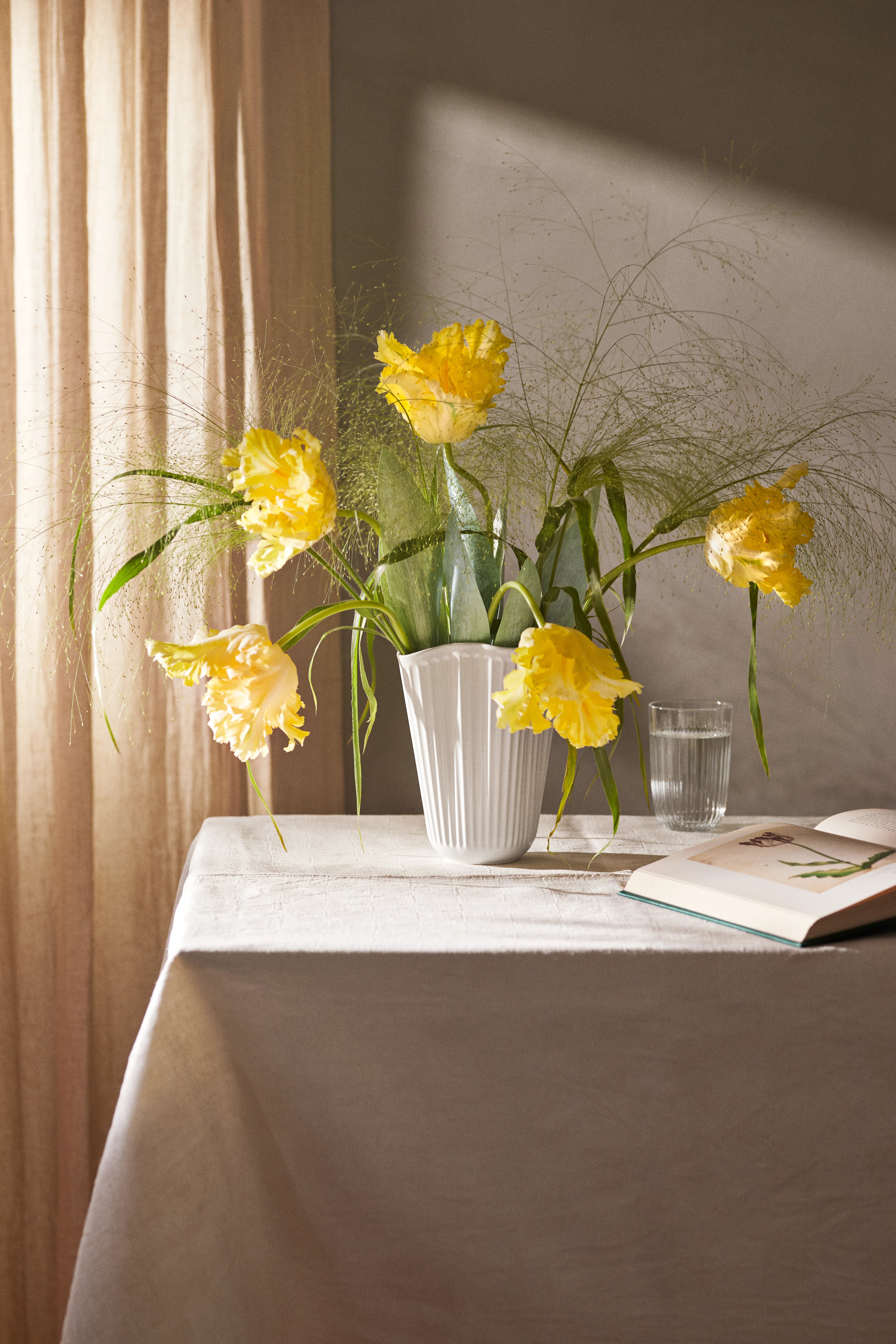 Unfold Vase H20.5 cm fra Kähler i farven Hvid, lavet af Keramik