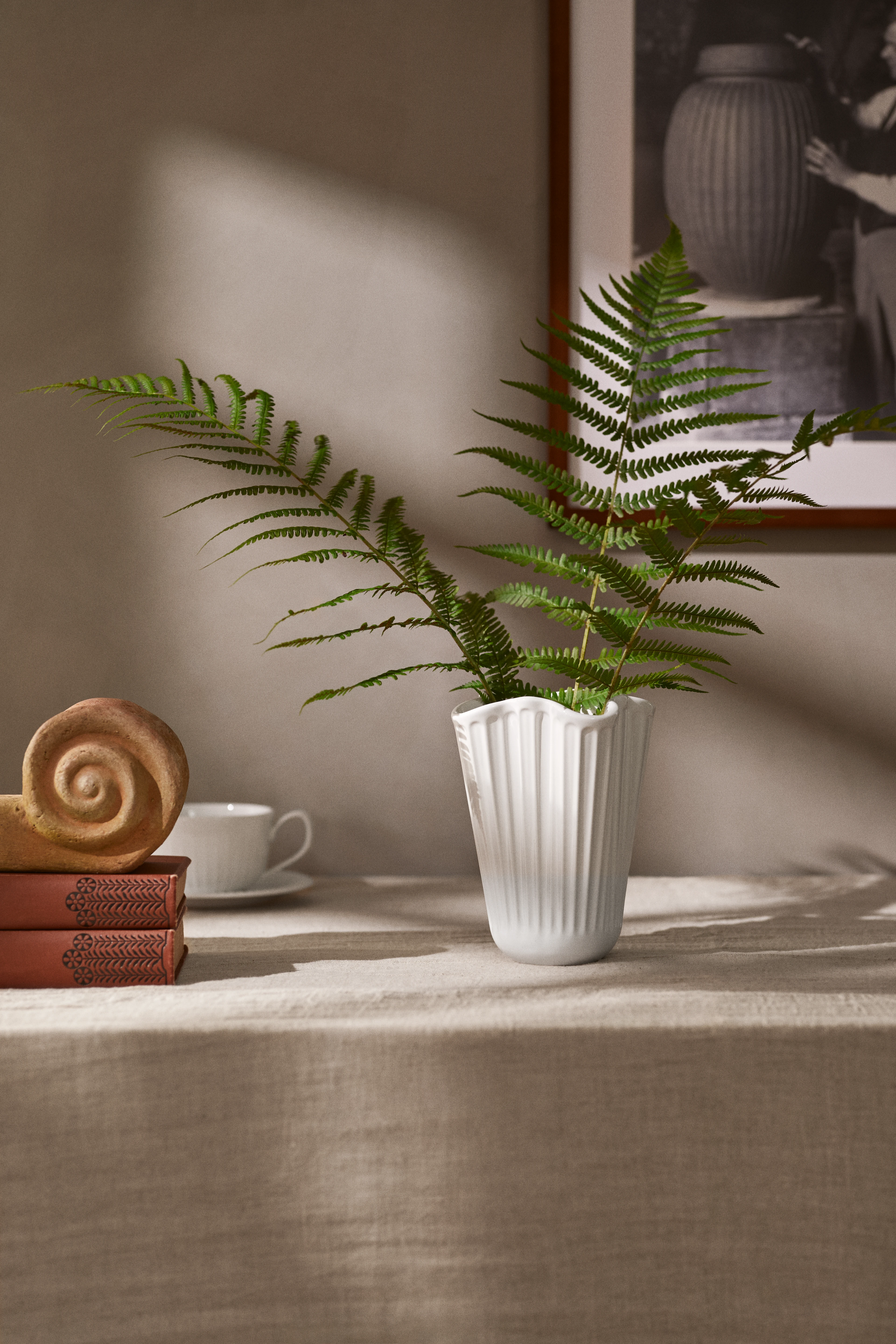 Unfold Vase H16.5 cm von Kähler in der Farbe Weiss, hergestellt aus Keramik