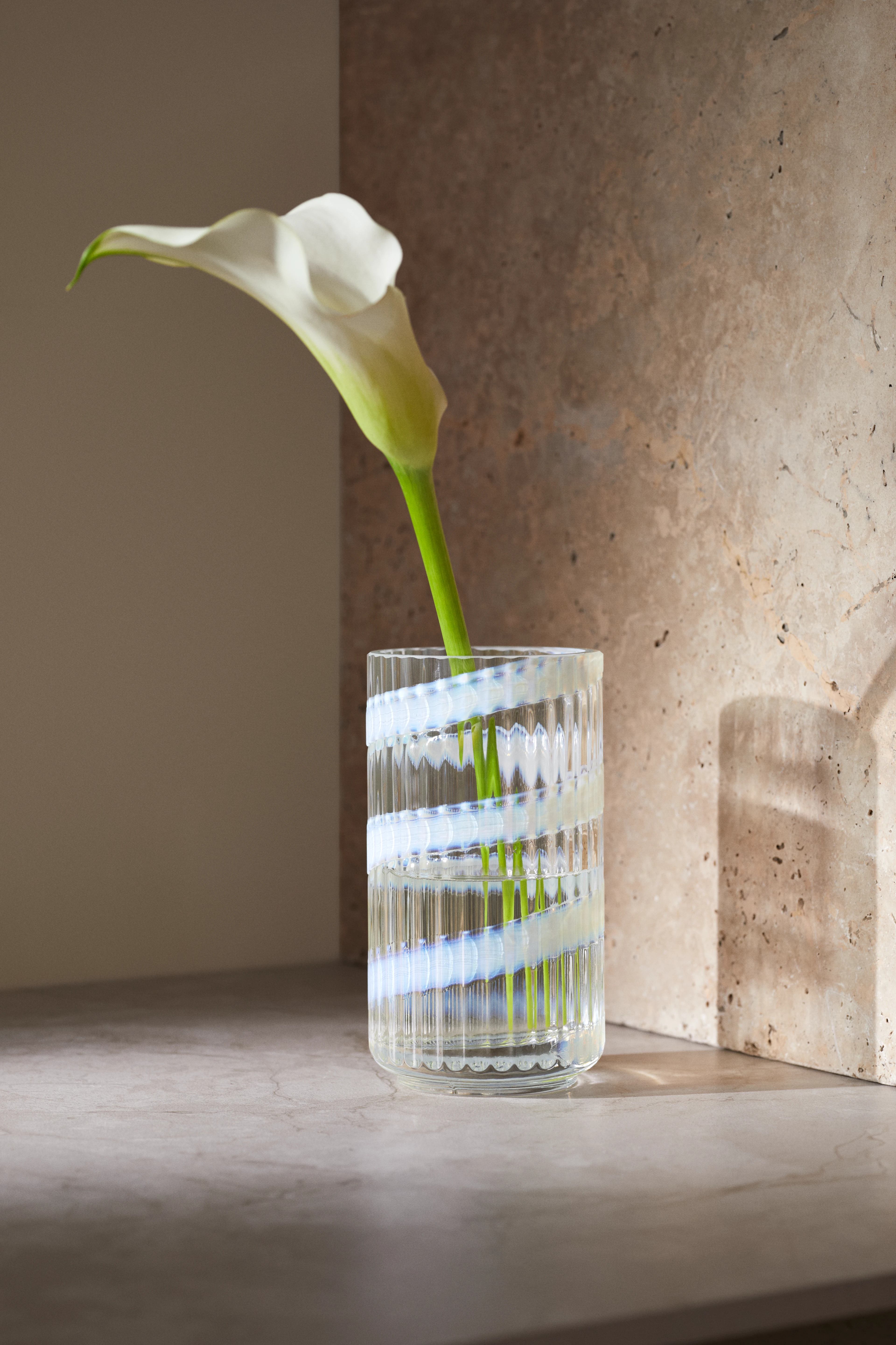 Vase H15.5 cm fra Lyngby Porcelæn i farven Swirl hvid, lavet af Glas