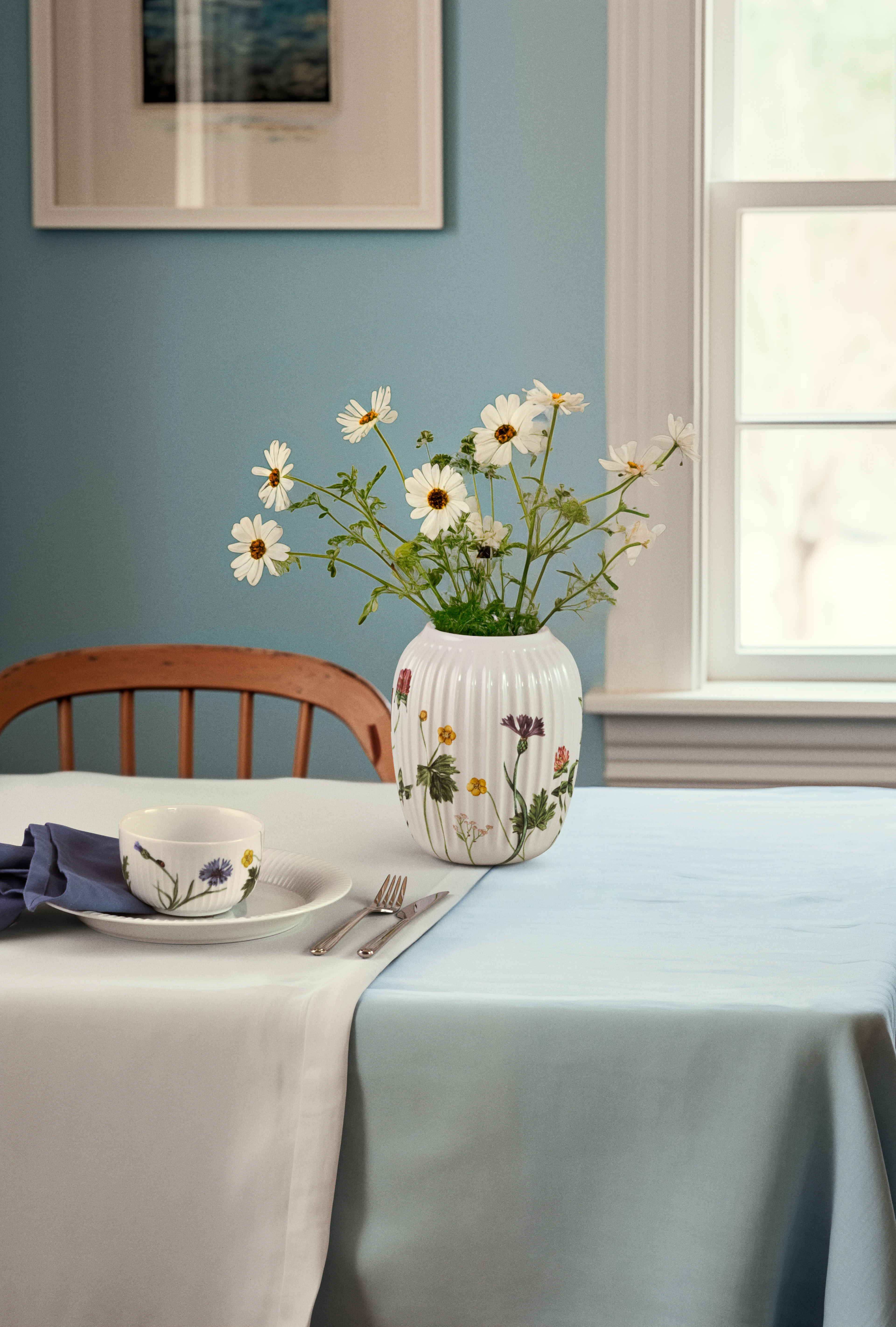 Vas H21 cm från Kähler i färgen Wild flowers, tillverkad av Keramik