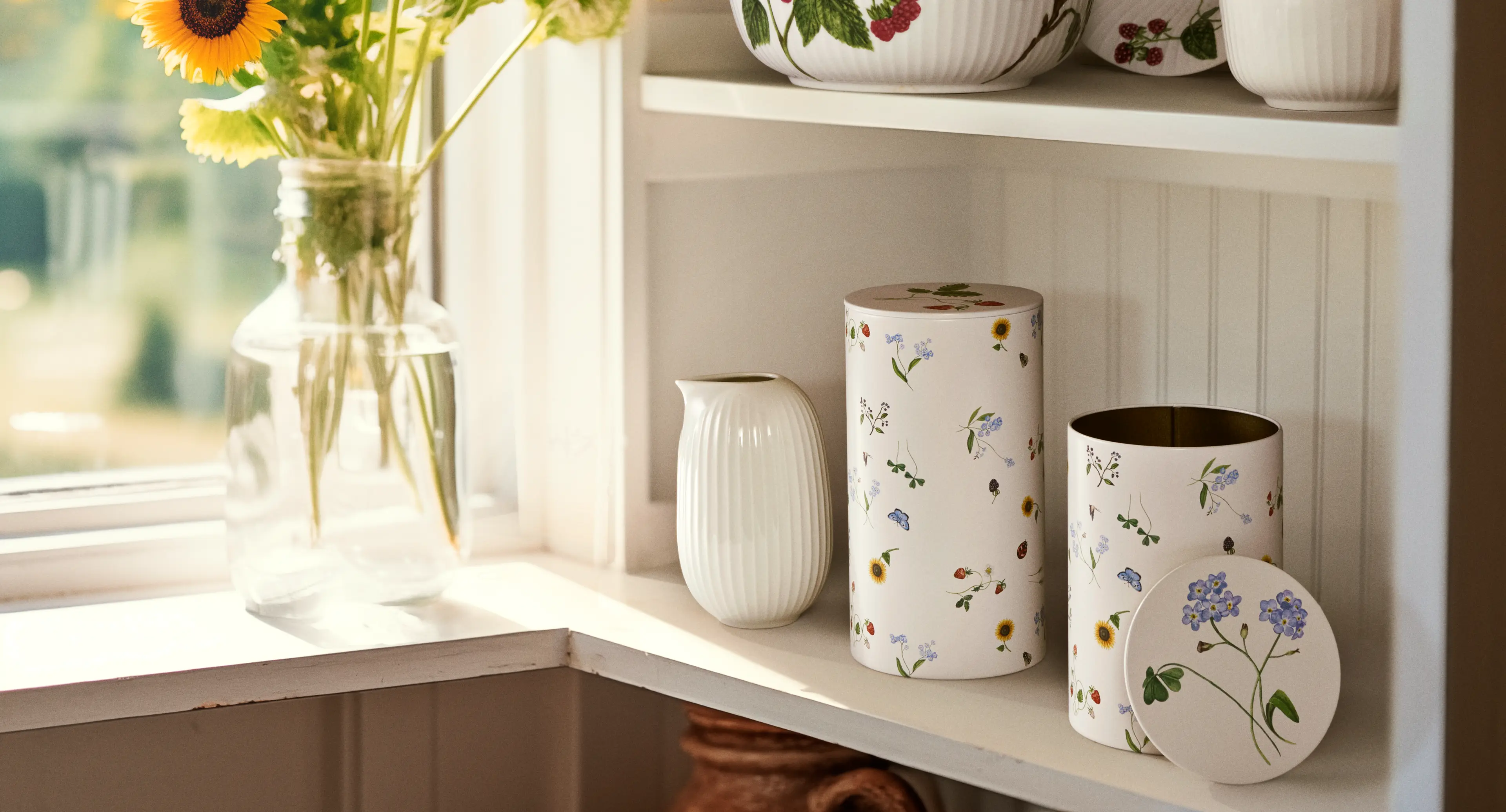 Kähler Hammershøi Summer opbevaringsdåser med blomsterprint på lys hylde i nordisk indretning