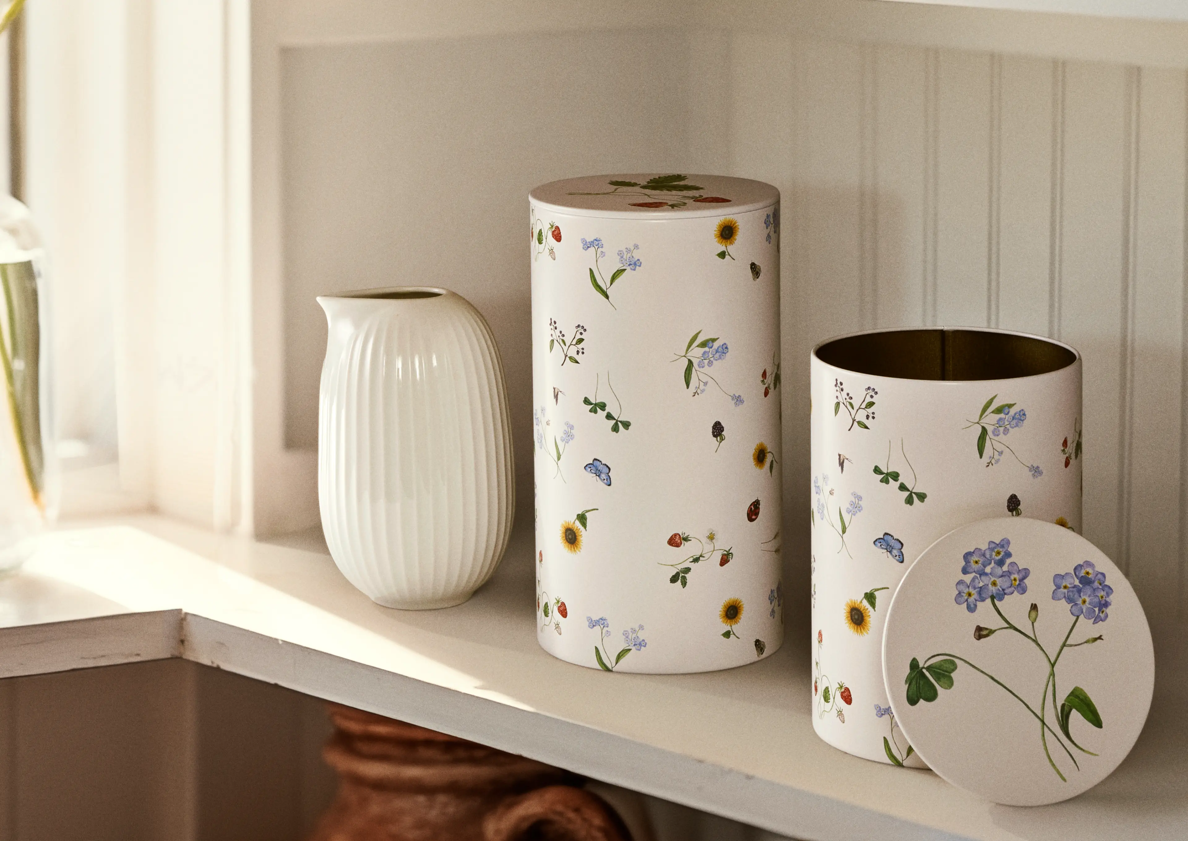 Kähler Hammershøi Summer opbevaringsdåser med blomsterprint på lys hylde i nordisk indretning