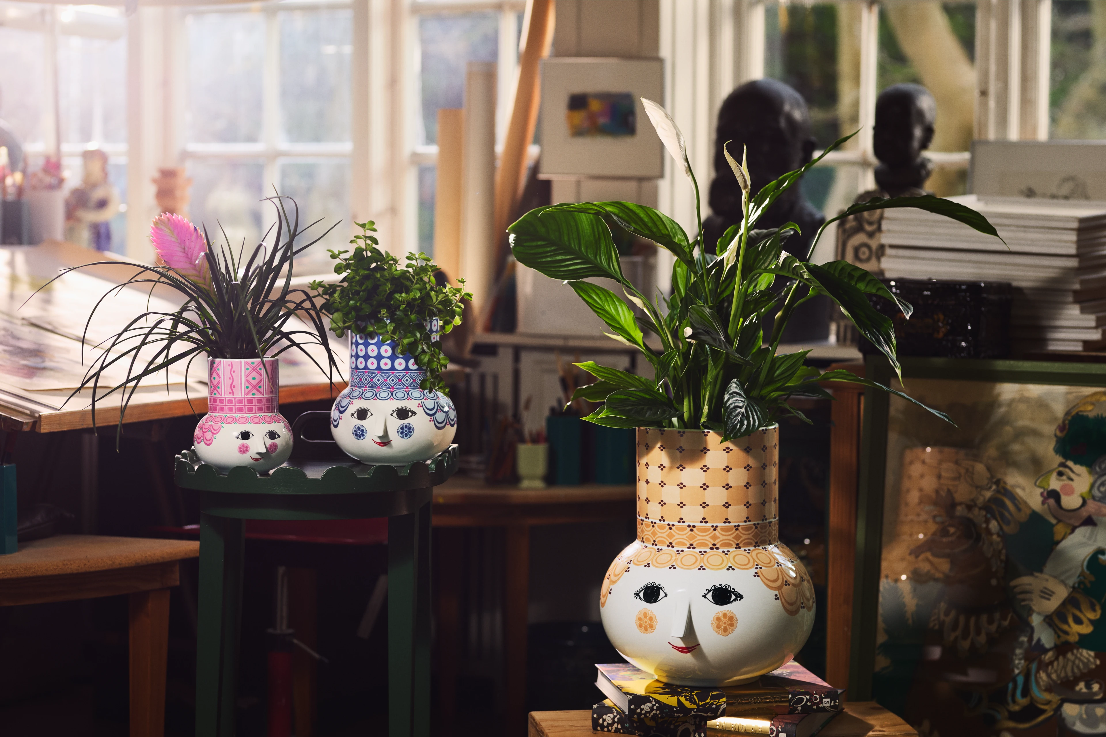 Vase H20 cm von Bjørn Wiinblad in der Farbe Blau, hergestellt aus Keramik