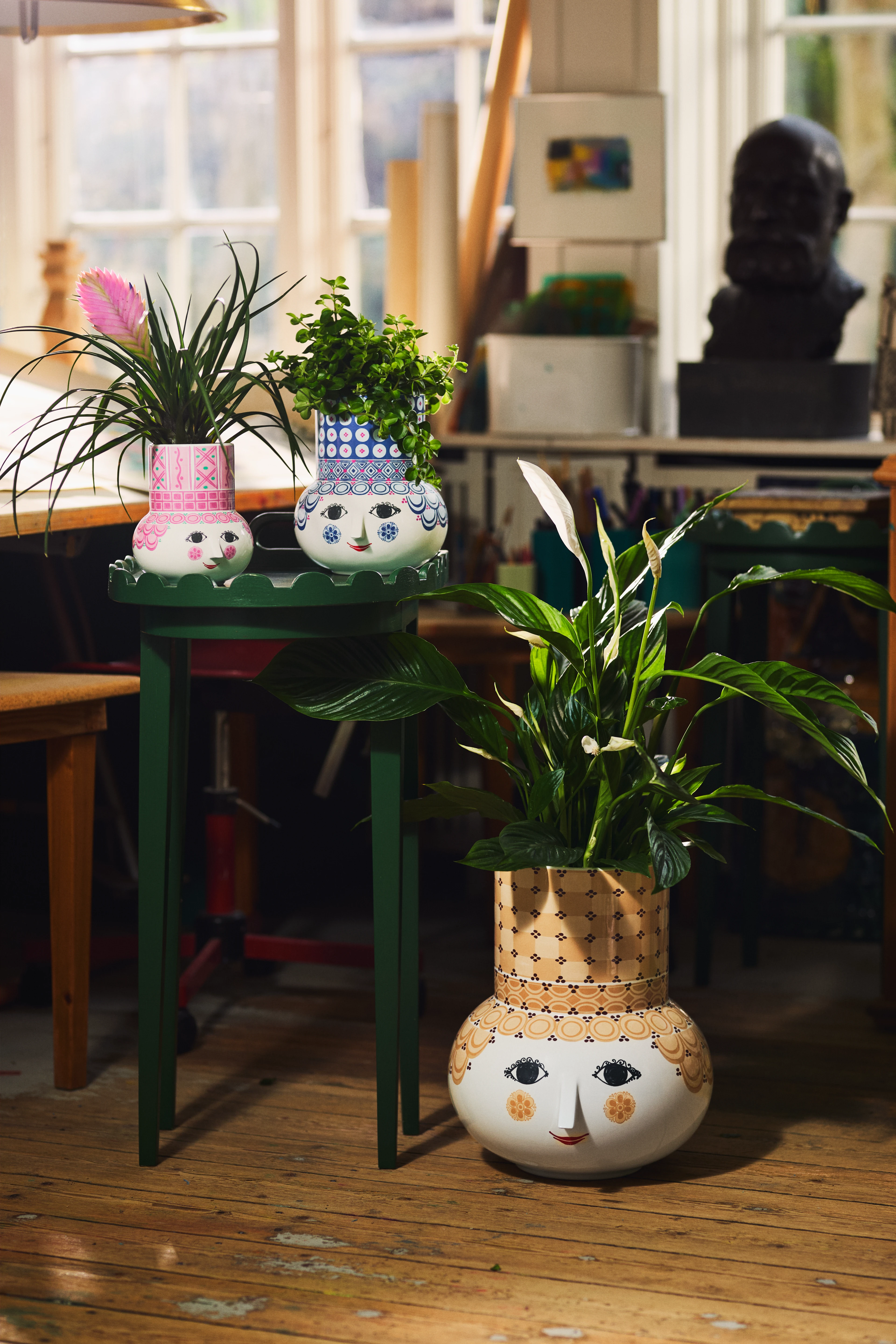 Vase H35 cm von Bjørn Wiinblad in der Farbe Beige, hergestellt aus Keramik