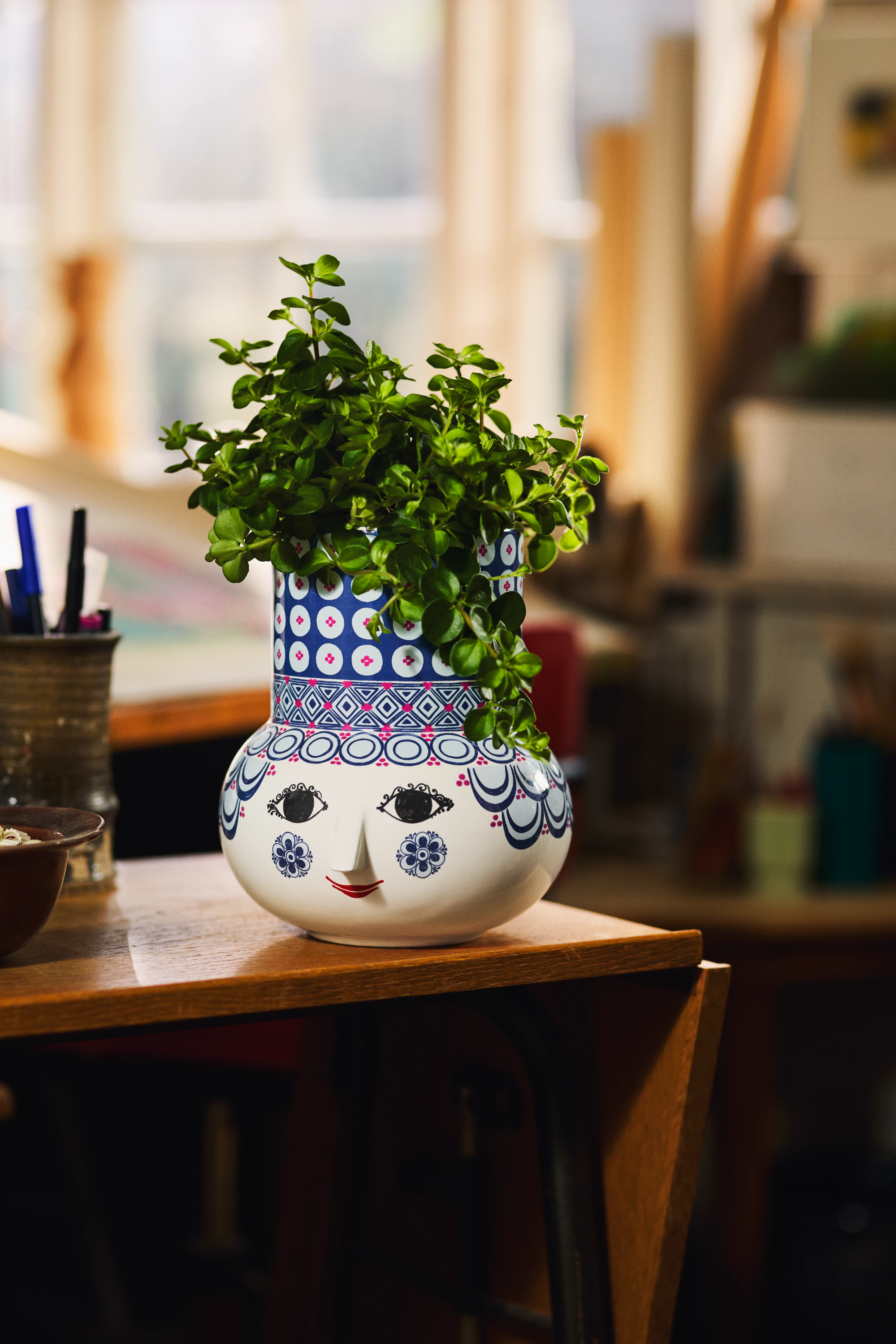 Vase H20 cm von Bjørn Wiinblad in der Farbe Blau, hergestellt aus Keramik