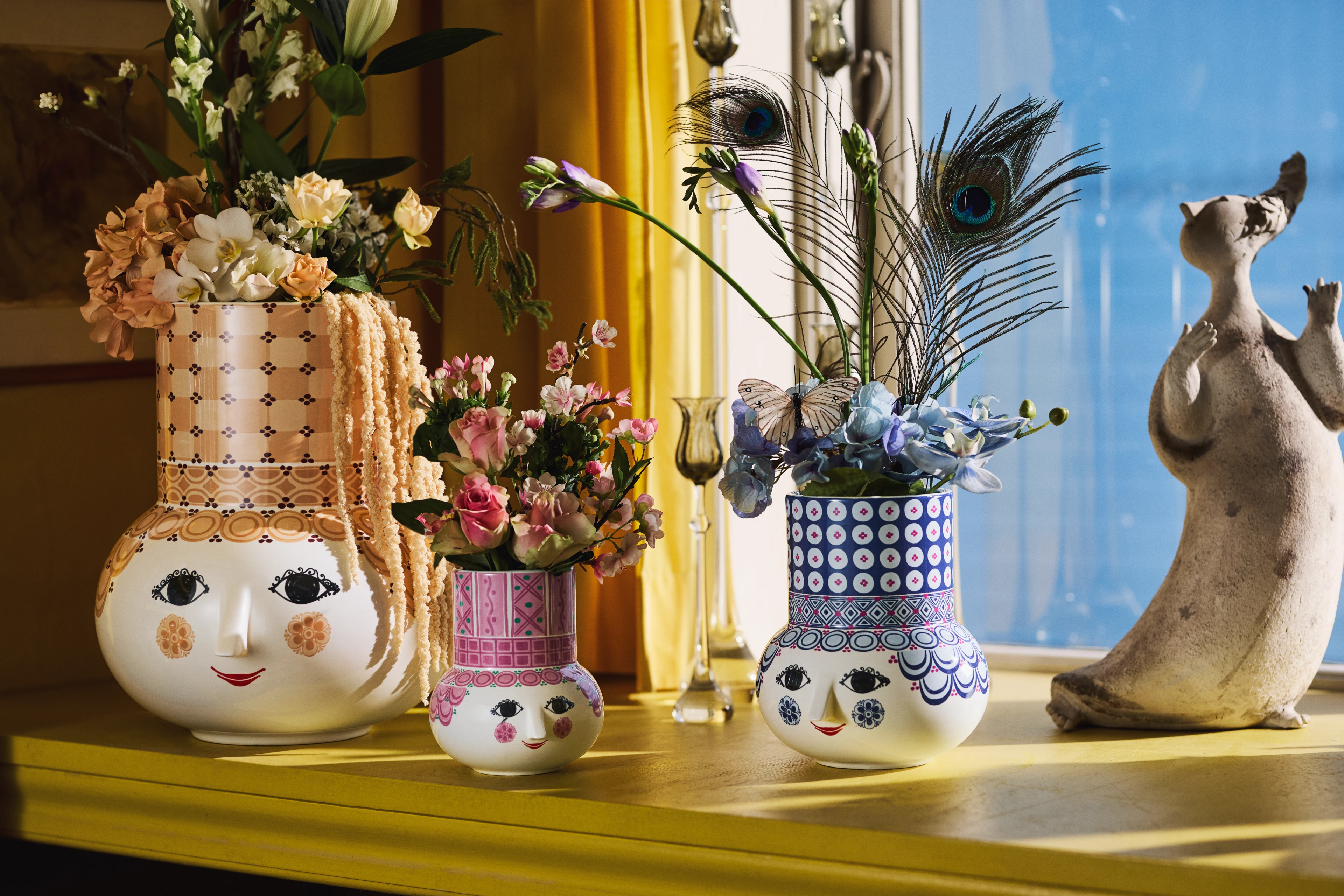 Vas H35 cm från Bjørn Wiinblad i färgen Sand, tillverkad av Keramik