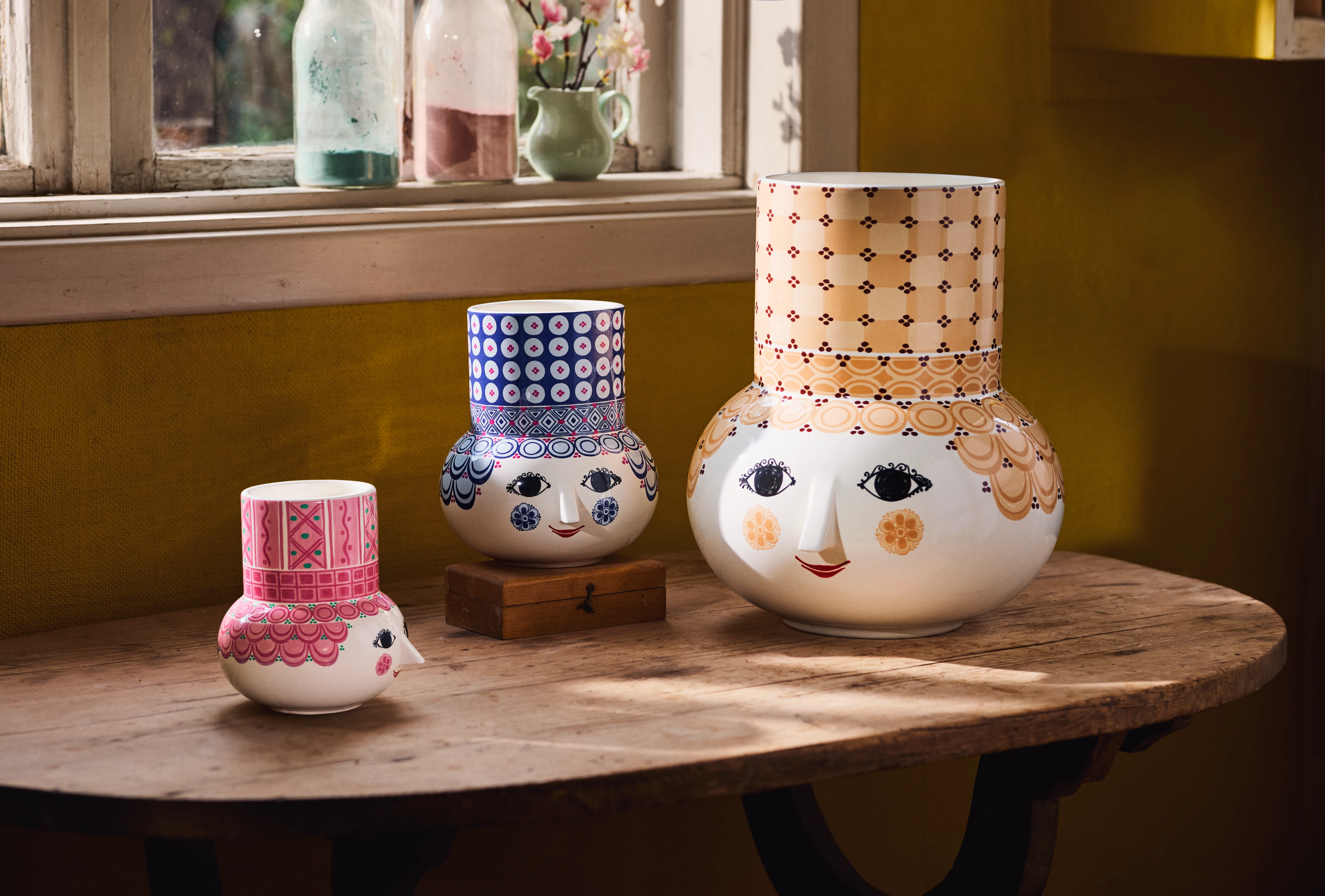 Vase H20 cm fra Bjørn Wiinblad i fargen Blå, laget av Keramikk