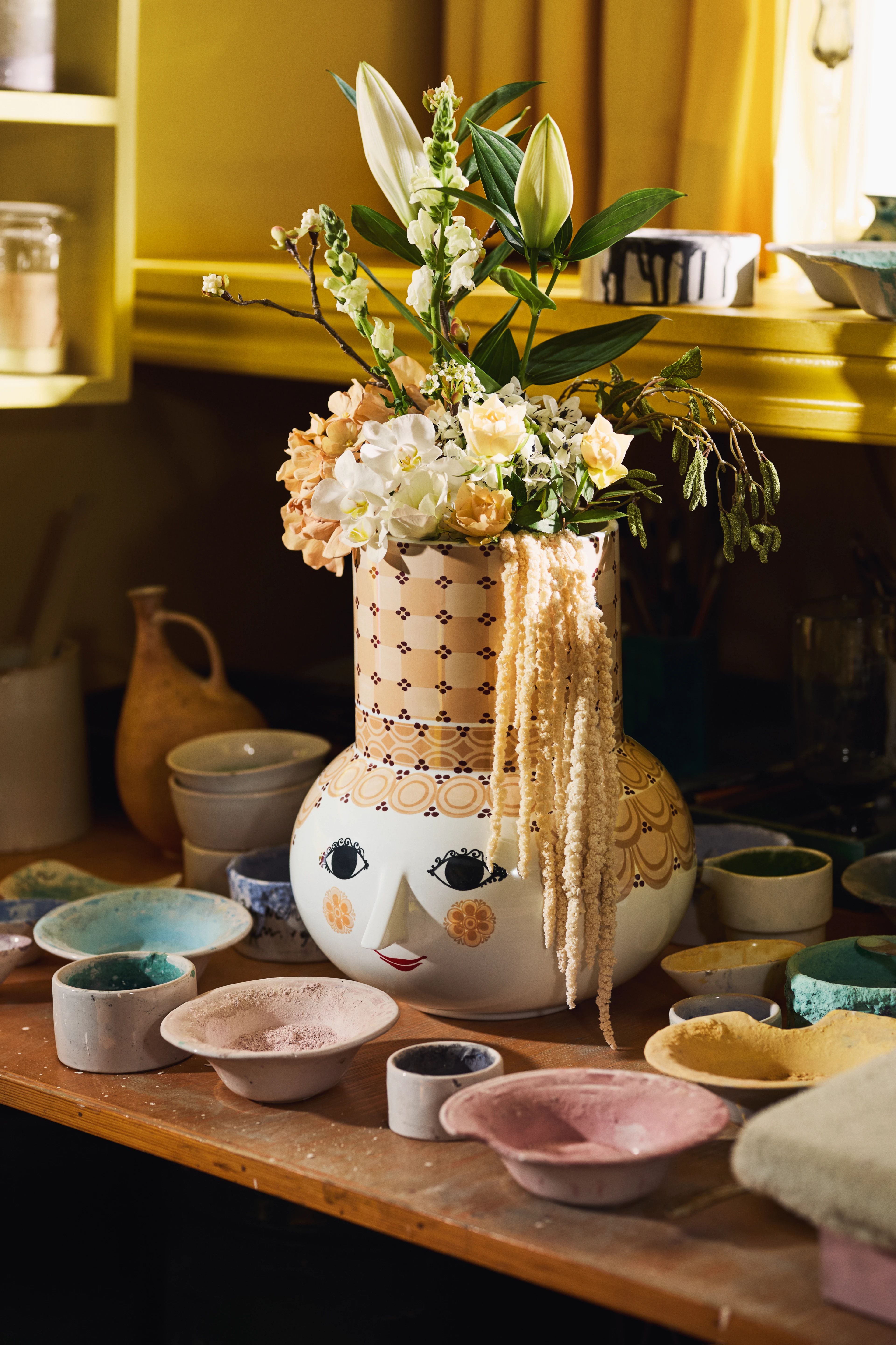 Vase H35 cm von Bjørn Wiinblad in der Farbe Beige, hergestellt aus Keramik