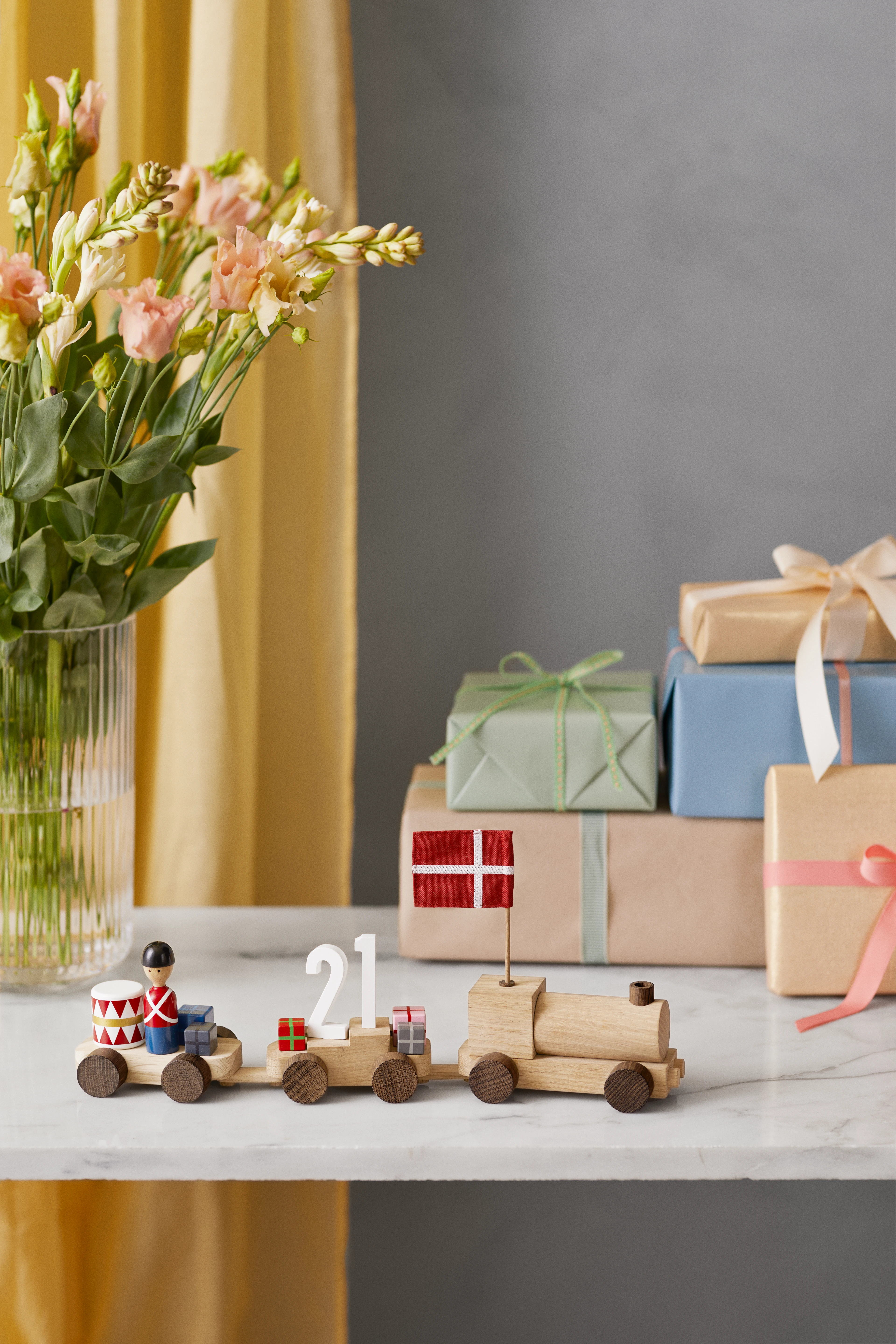 Födelsedagståg danskt från Kay Bojesen i färgen Ek/Rökt ek, tillverkad av Trä