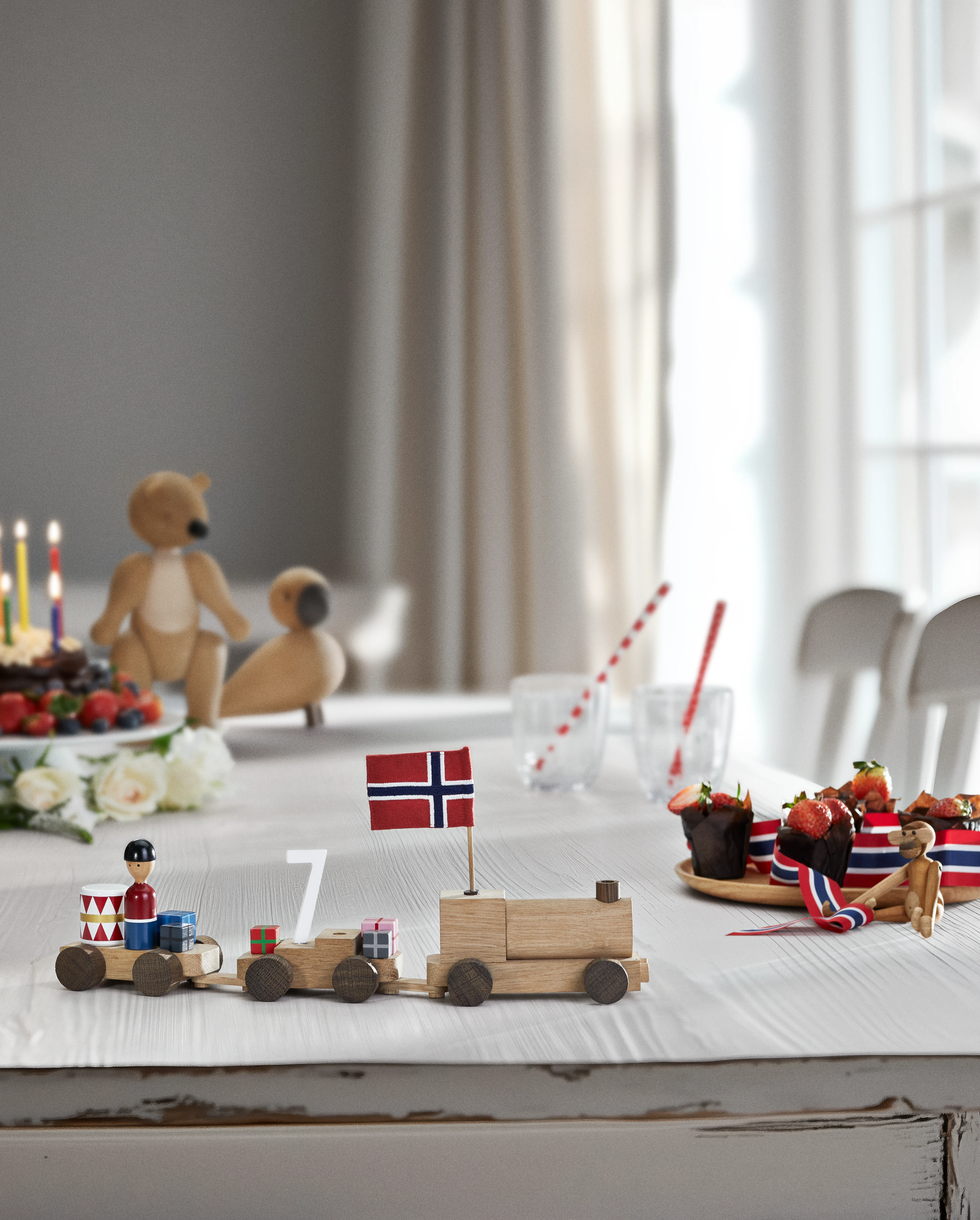 Bursdagstog, norsk fra Kay Bojesen i fargen Eik/Røkt eik, laget av Tre