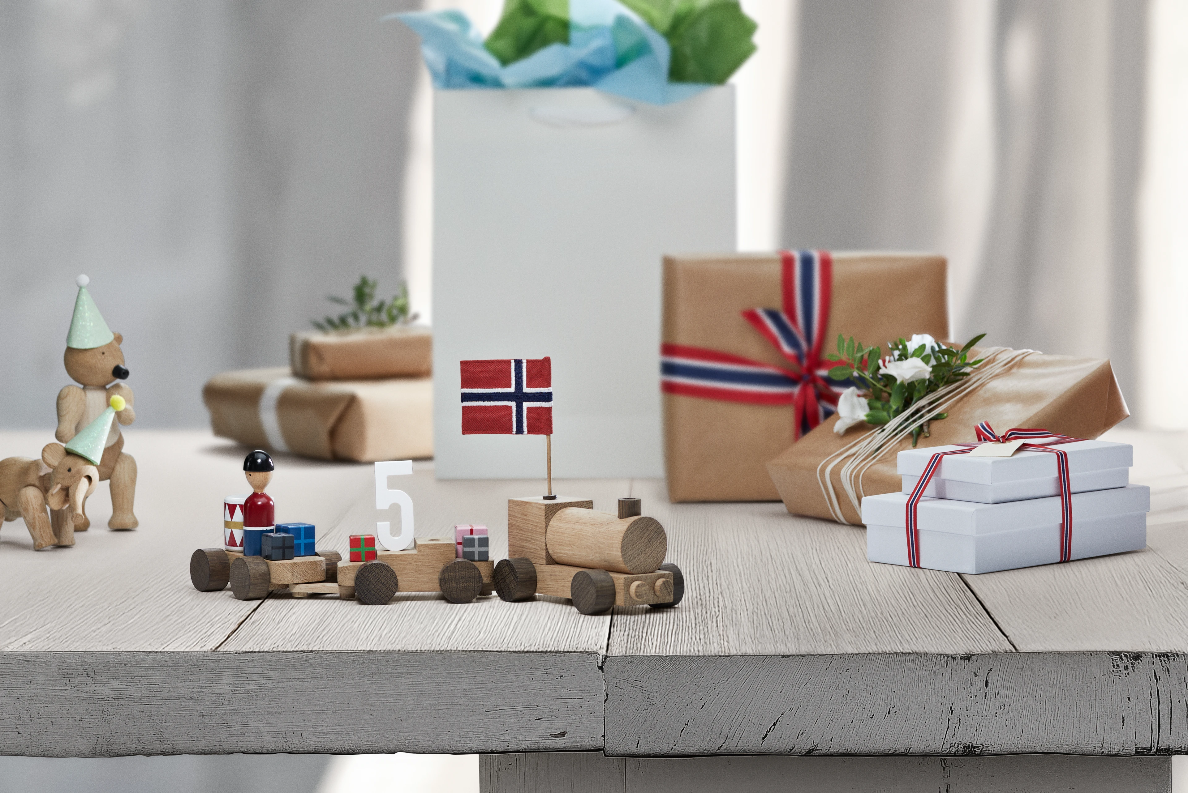 Bursdagstog, norsk fra Kay Bojesen i fargen Eik/Røkt eik, laget av Tre